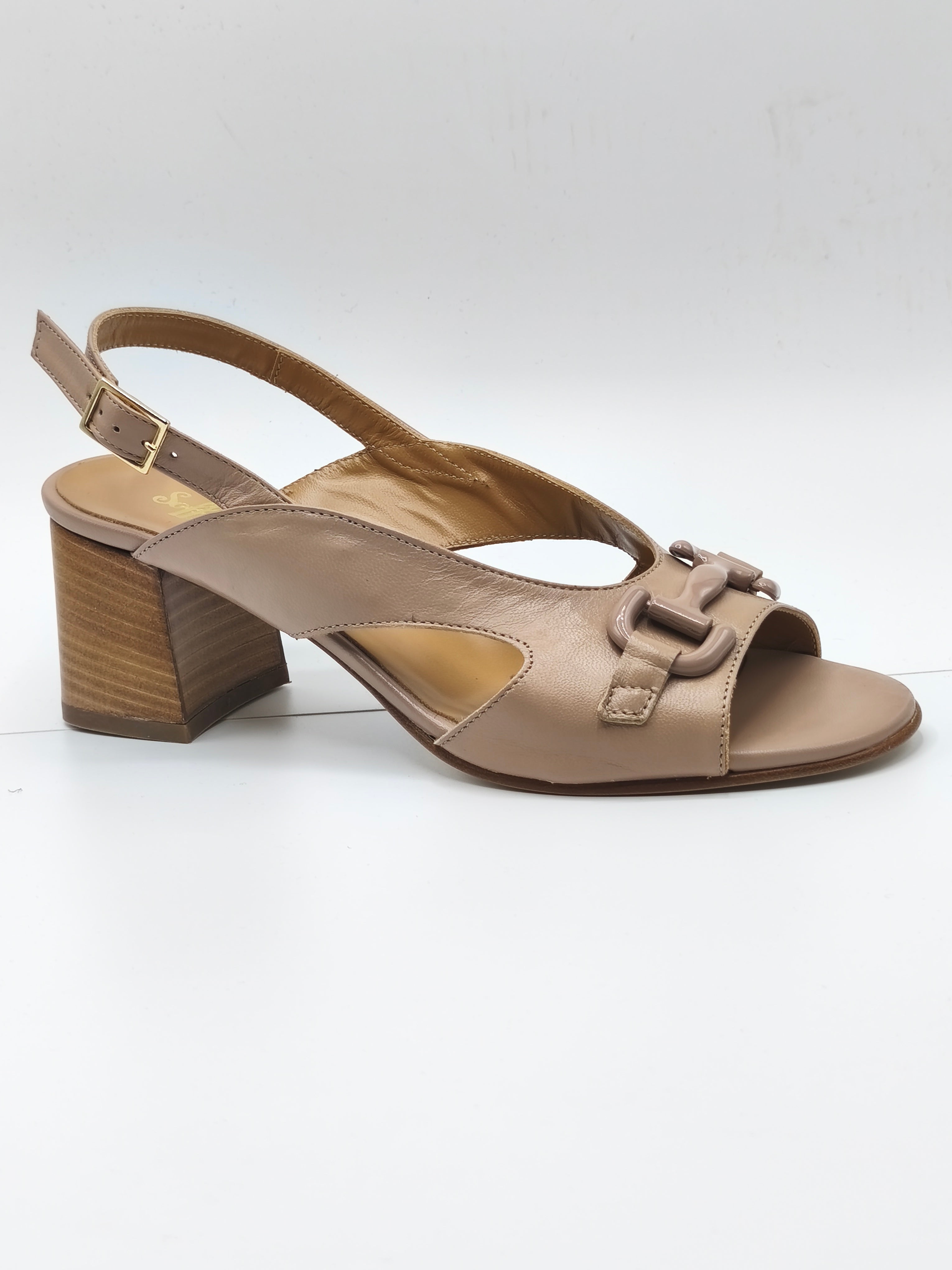 Sandali beige modello chanel