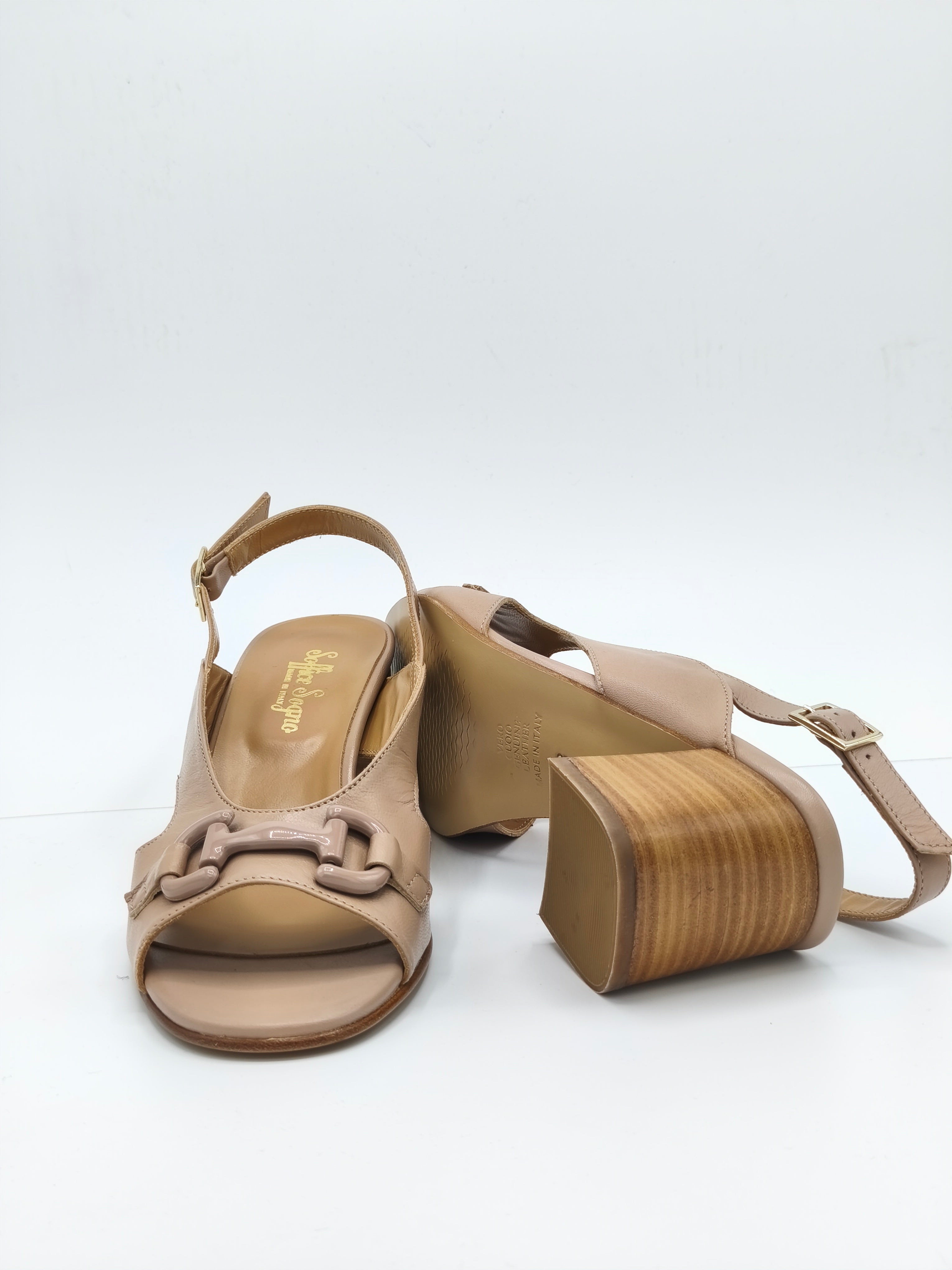 Sandali beige modello chanel
