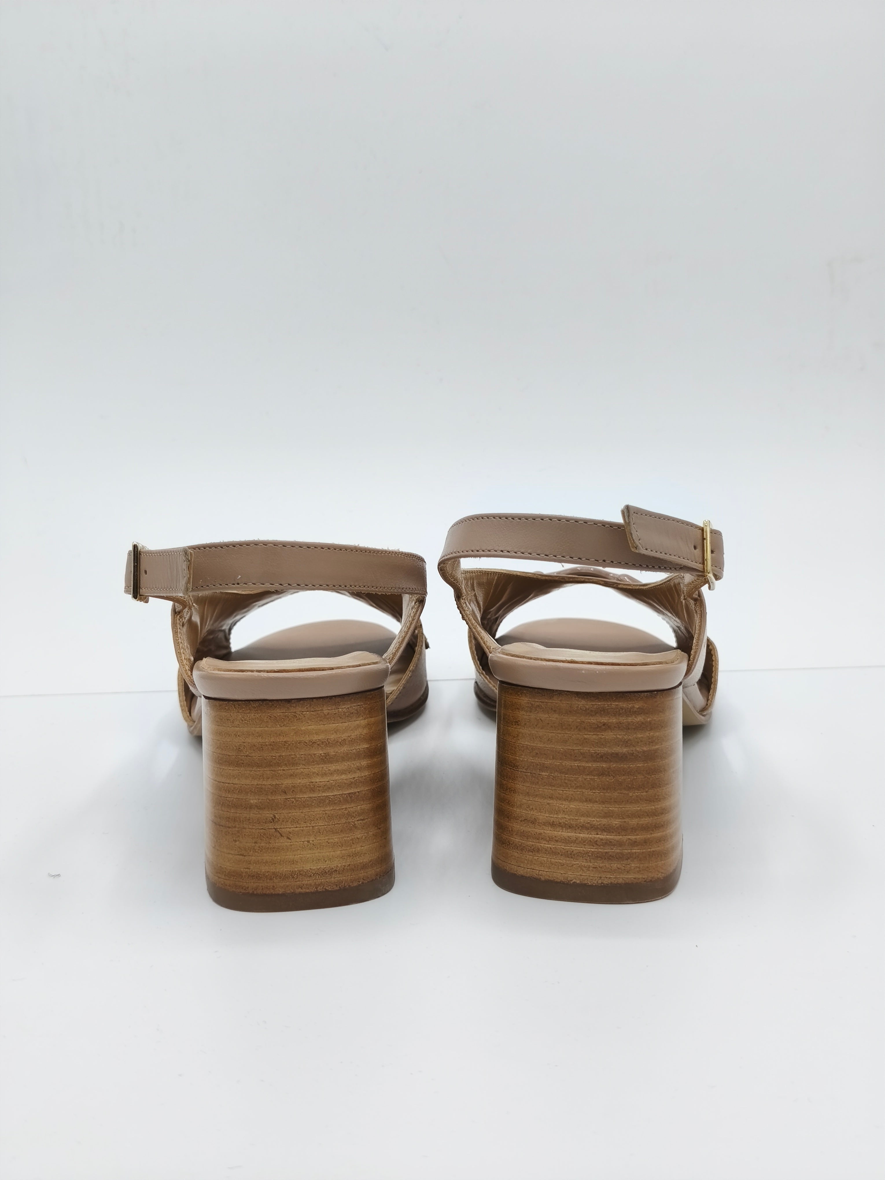 Sandali beige modello chanel