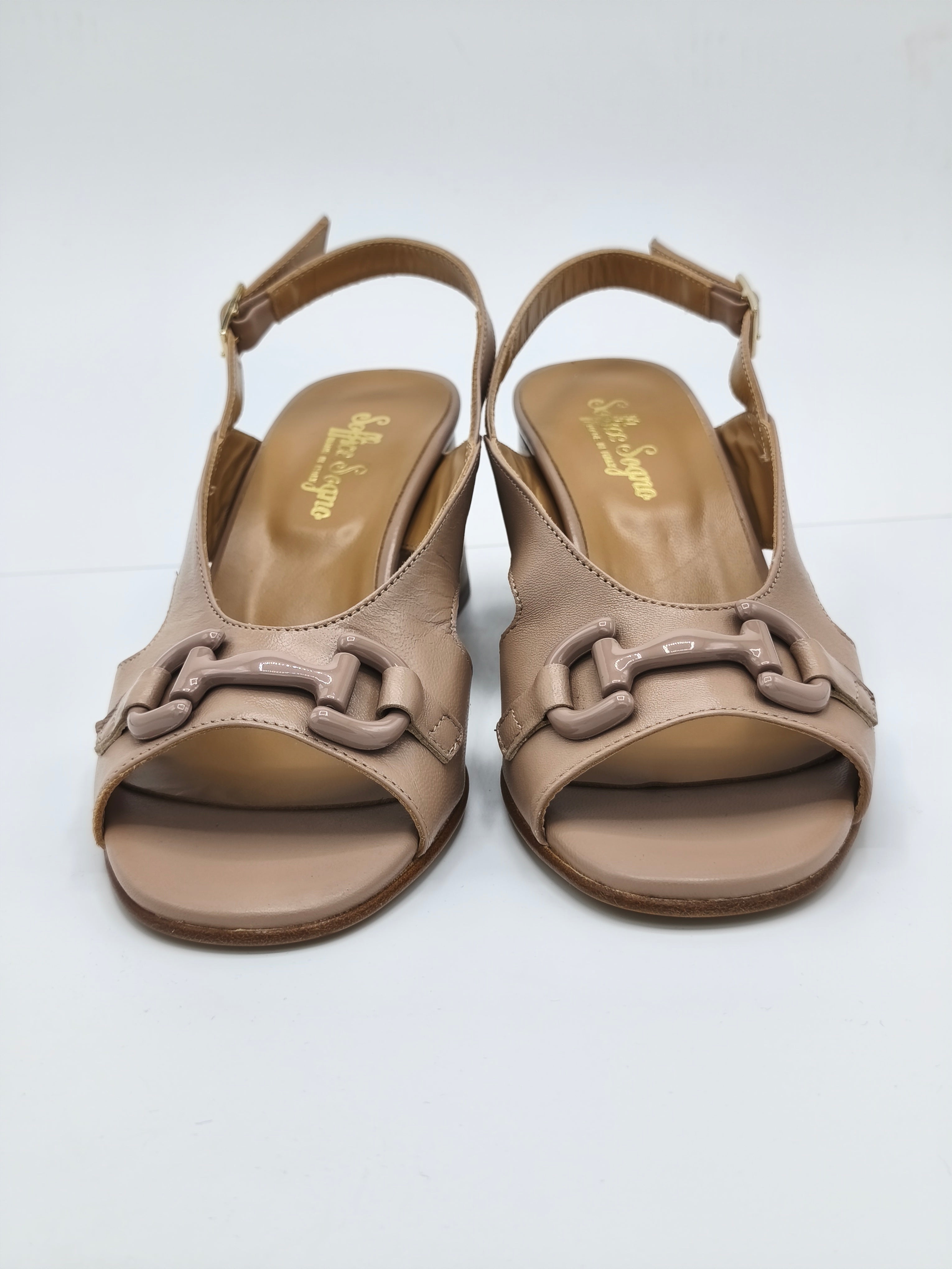 Sandali beige modello chanel