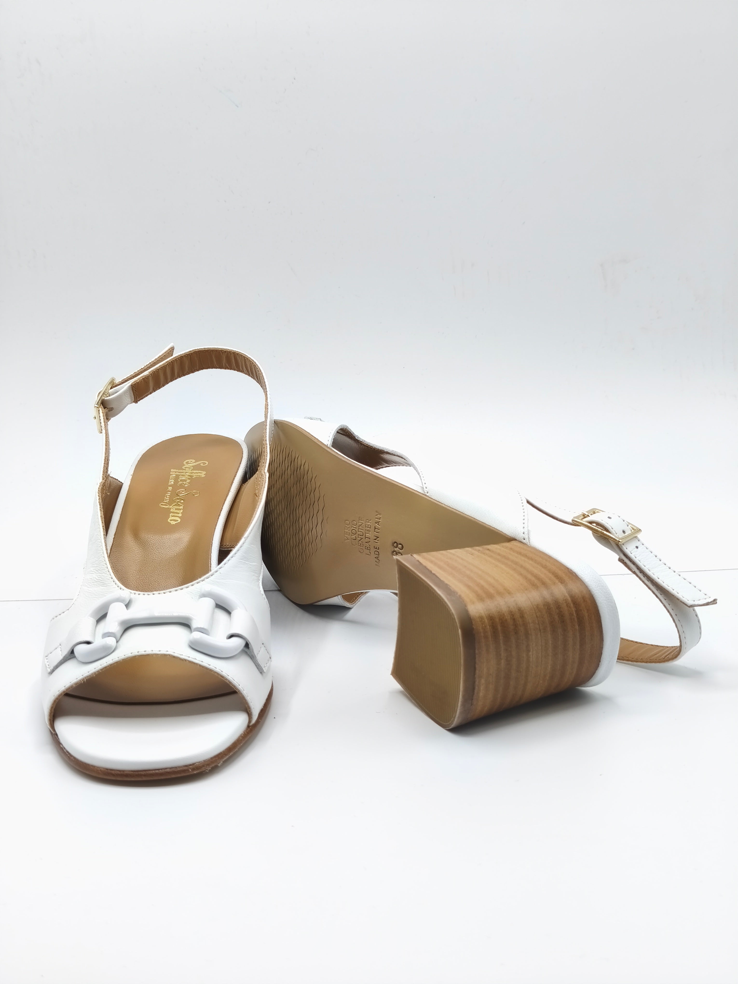 Sandali bianchi modello Chanel