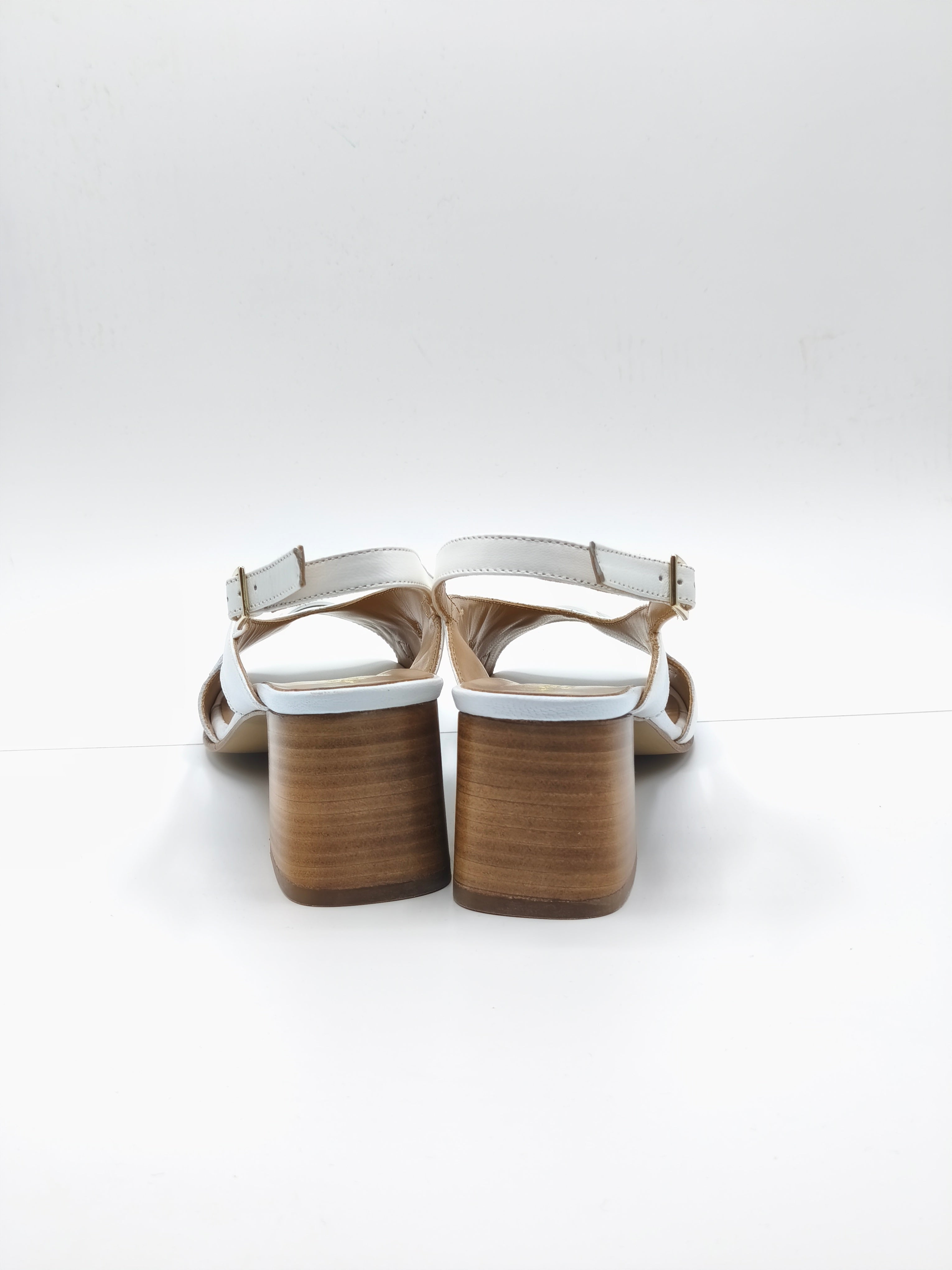 Sandali bianchi modello Chanel