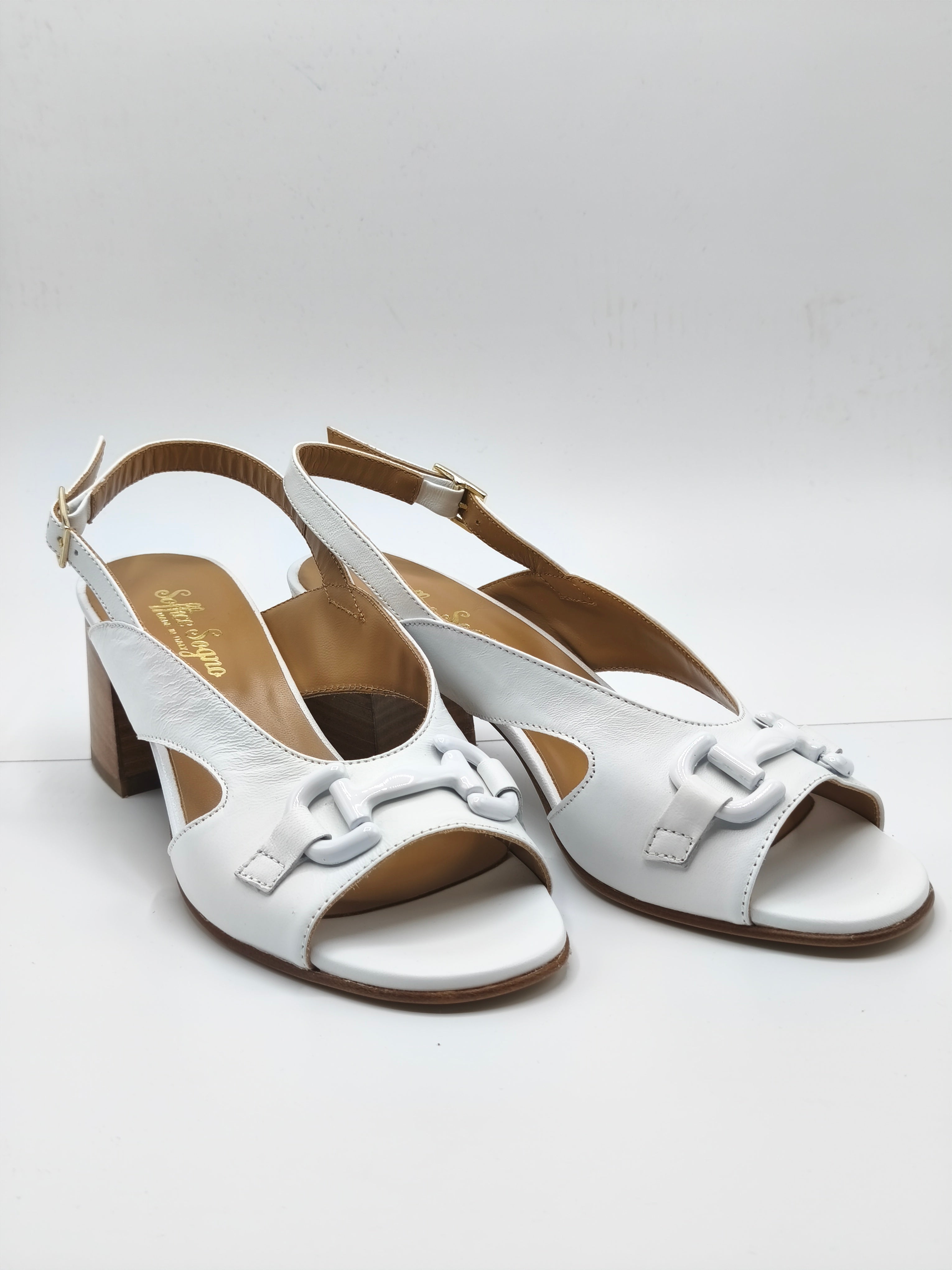 Sandali bianchi modello Chanel