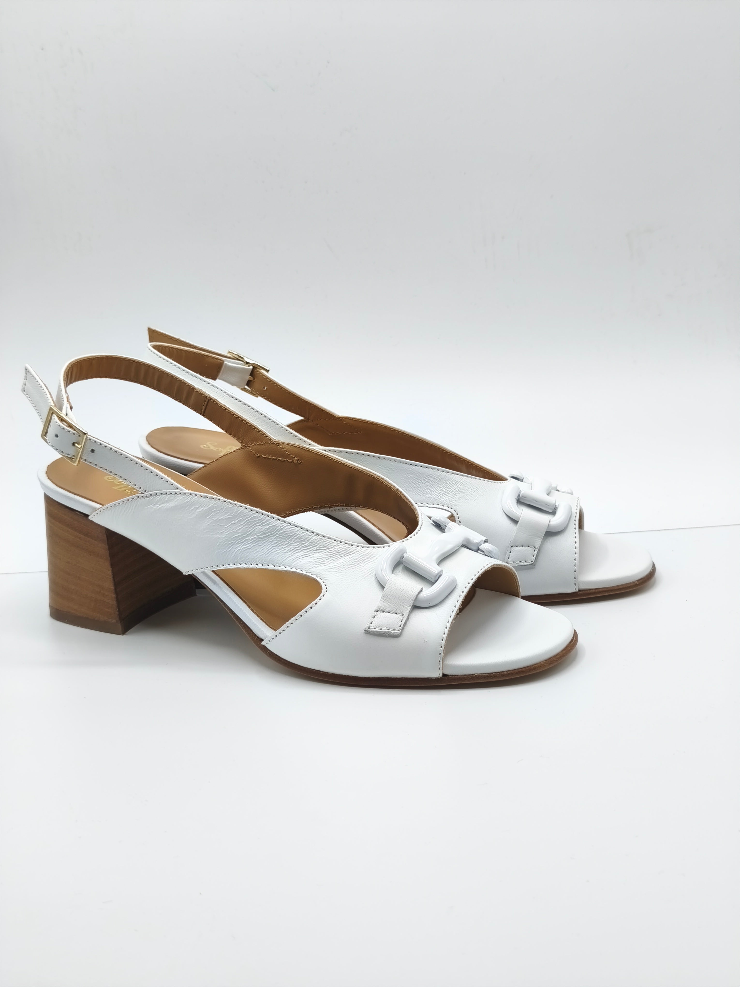 Sandali bianchi modello Chanel