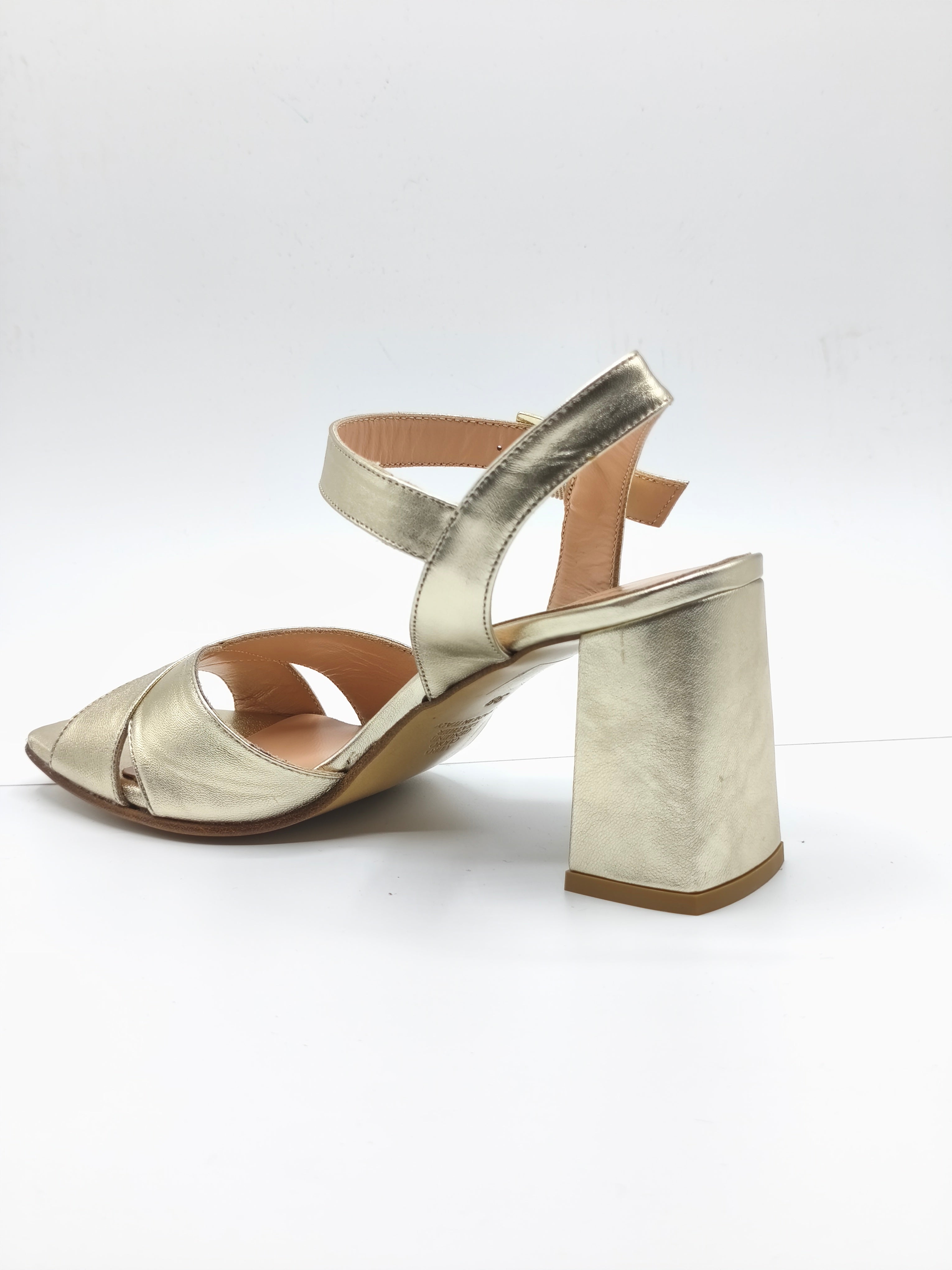 Sandali in pelle color platino