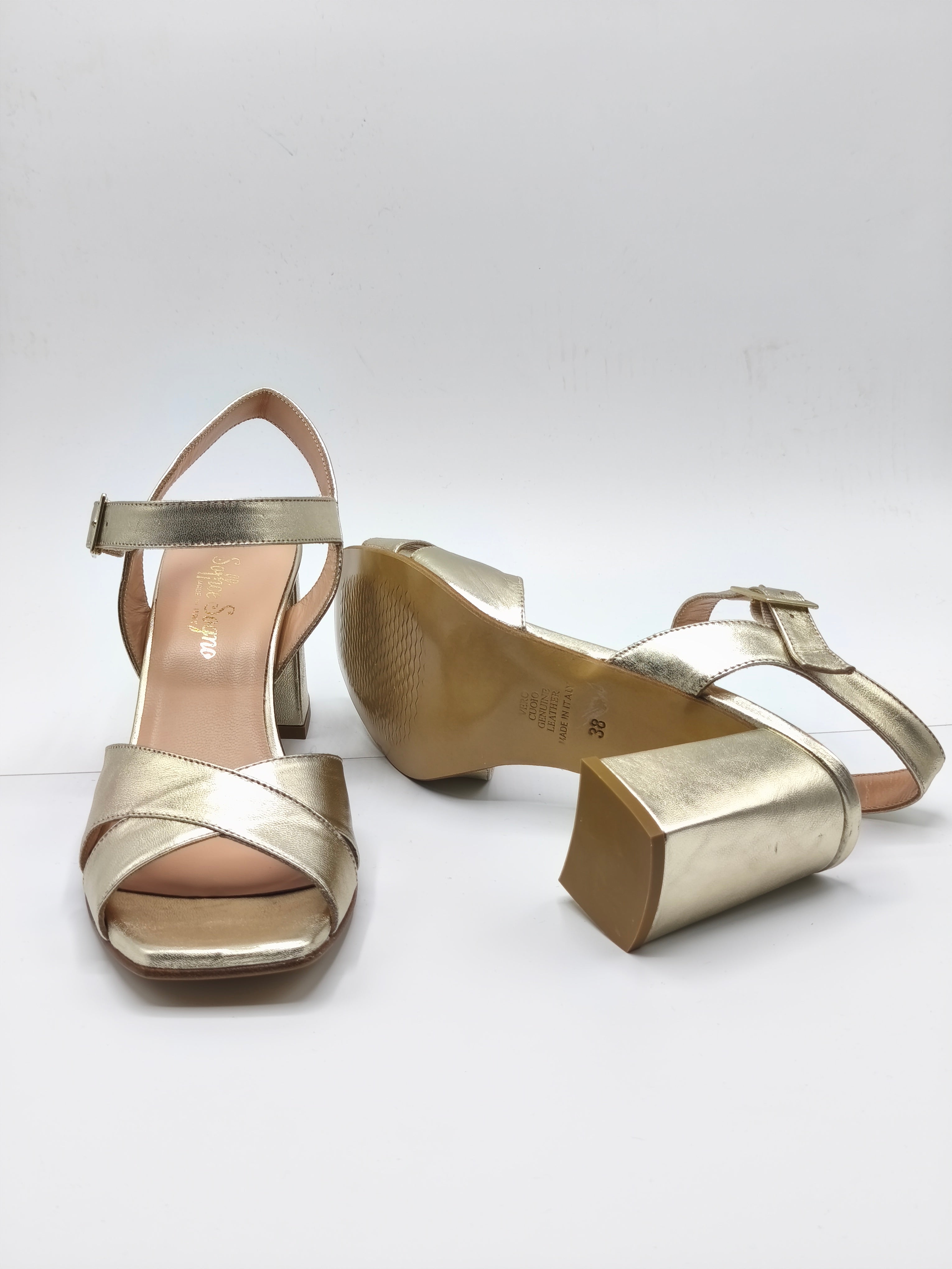 Sandali in pelle color platino