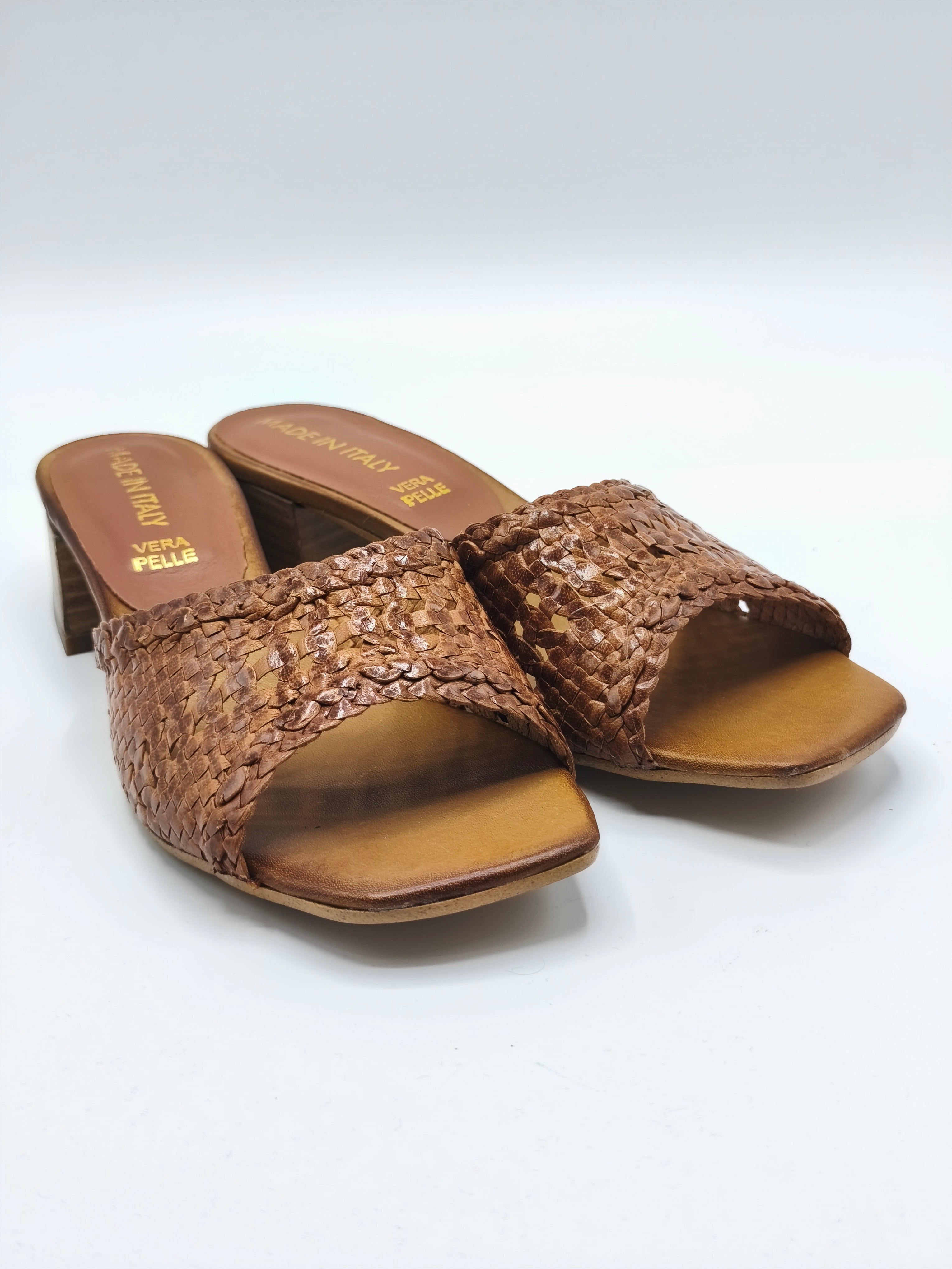 Scalzati in pelle intrecciata