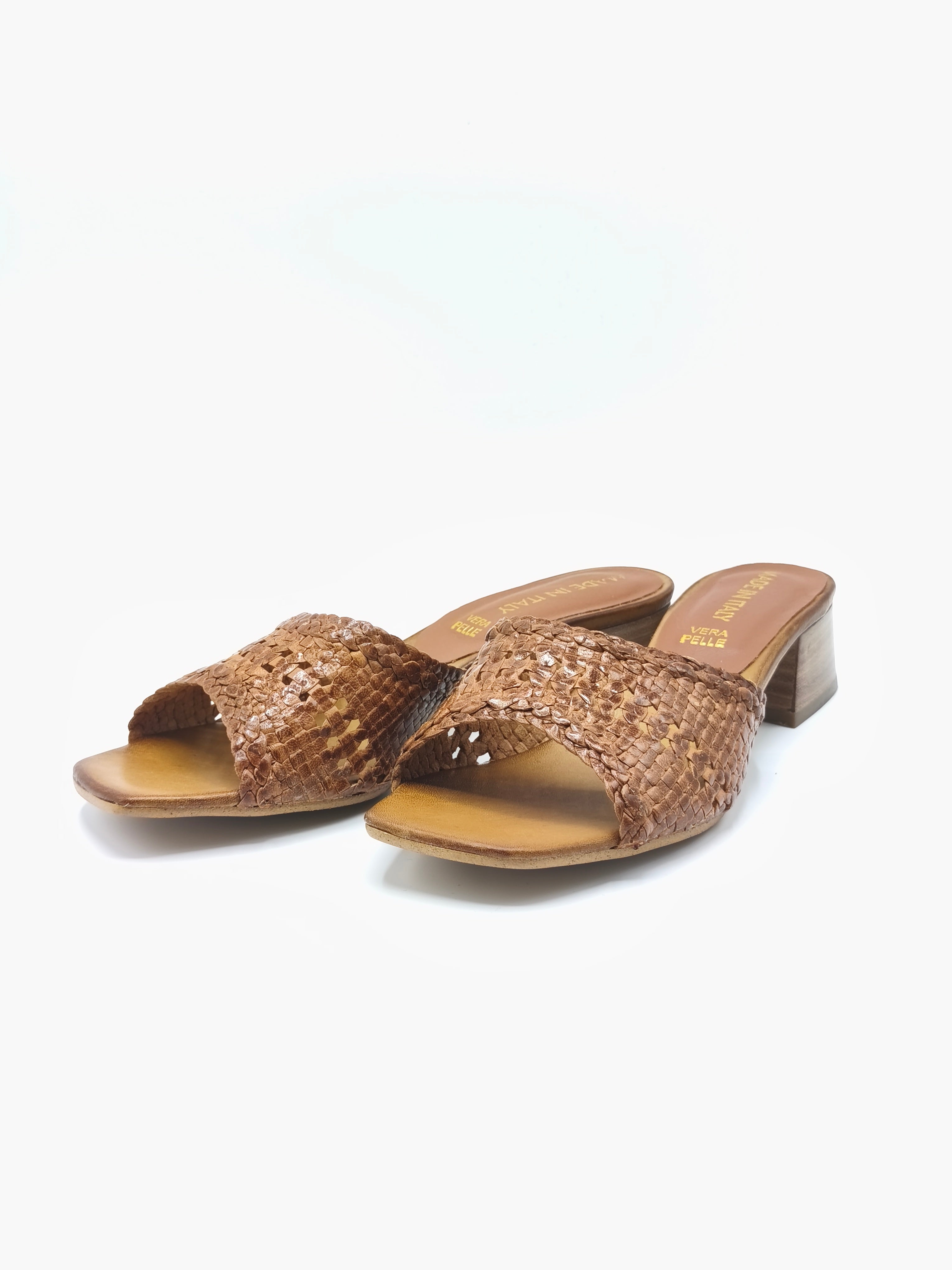 Scalzati in pelle intrecciata