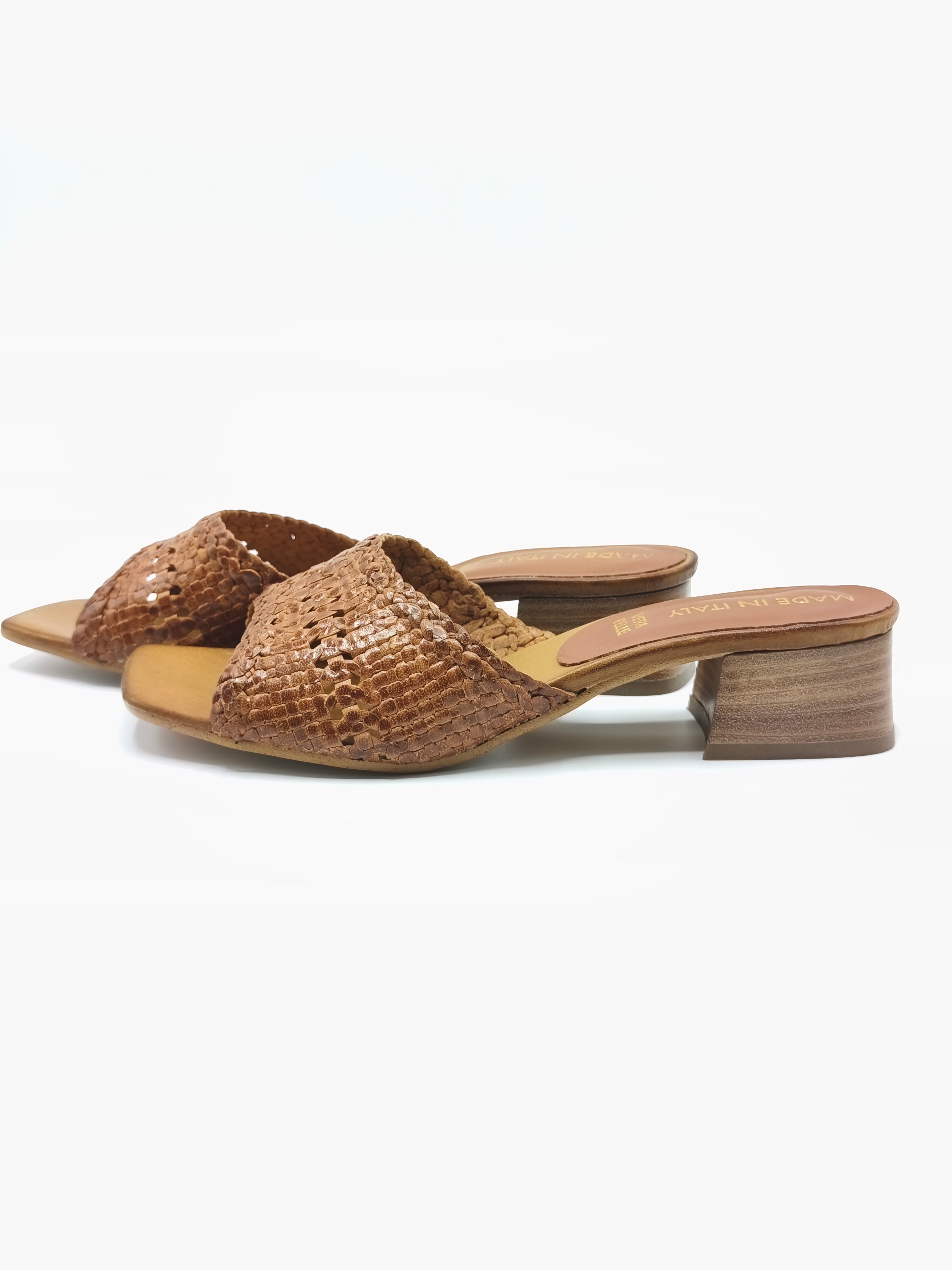 Scalzati in pelle intrecciata