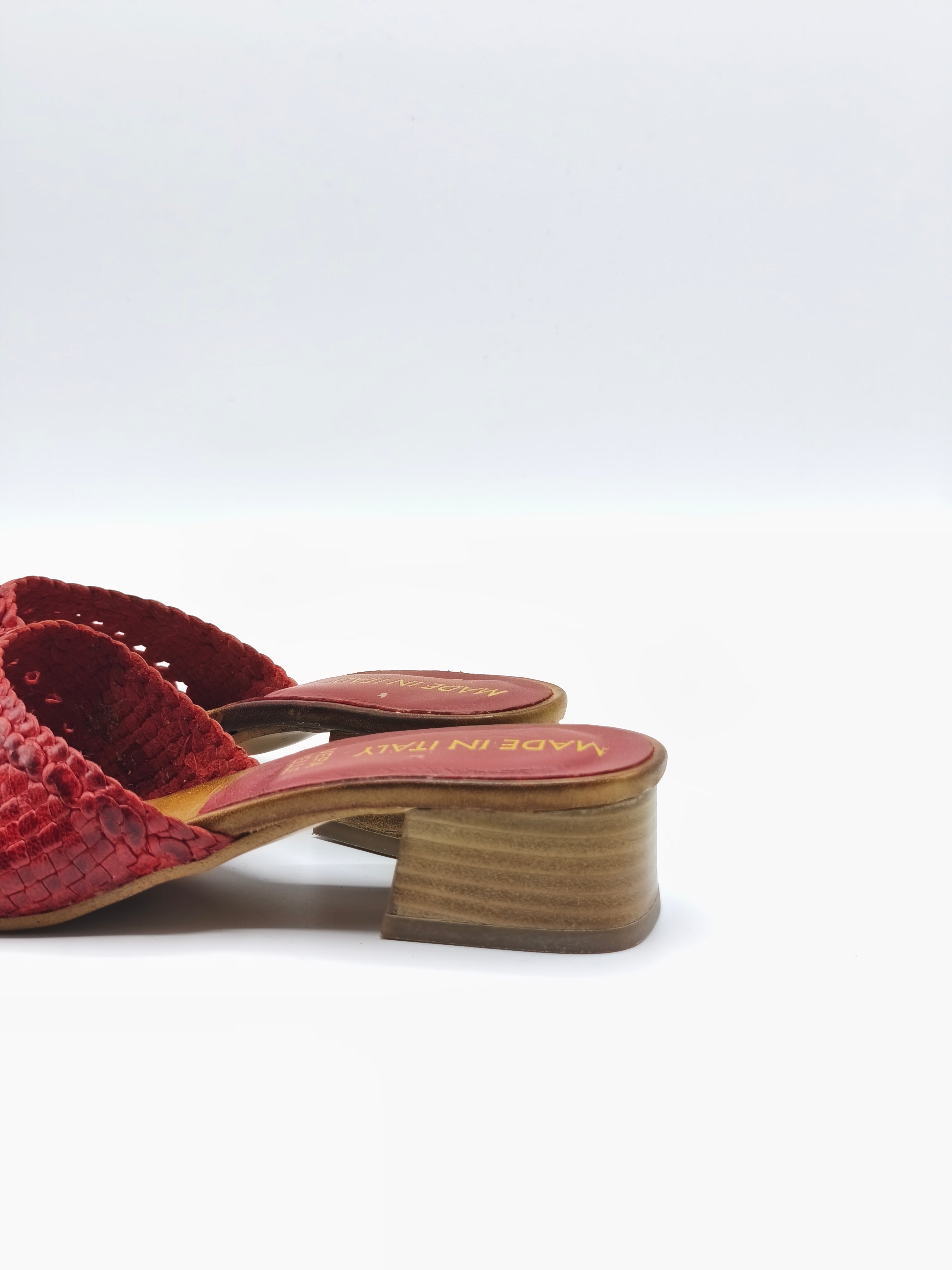 Scalzati in pelle intrecciata