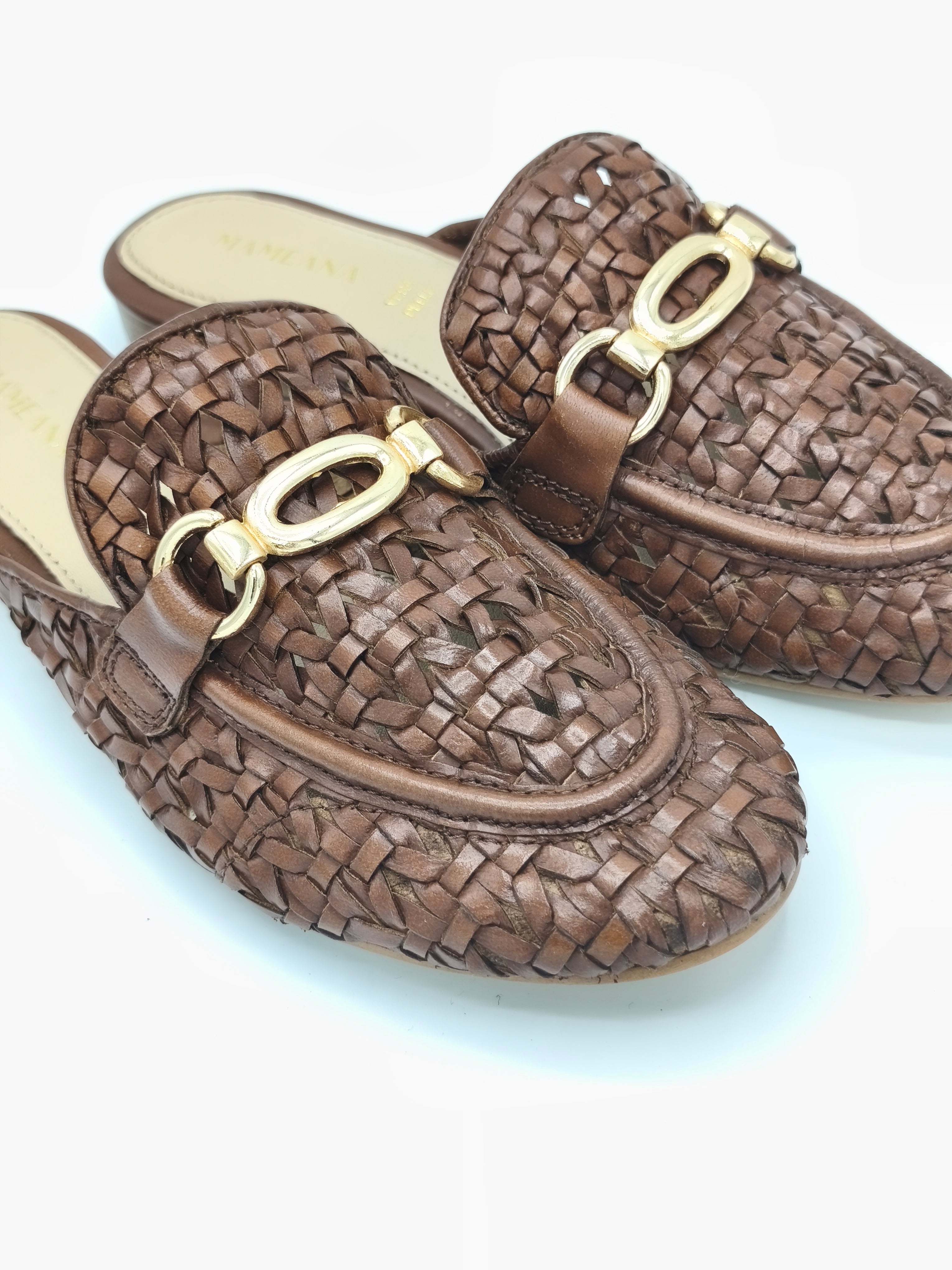 Sabot intrecciato in pelle colore cuoio
