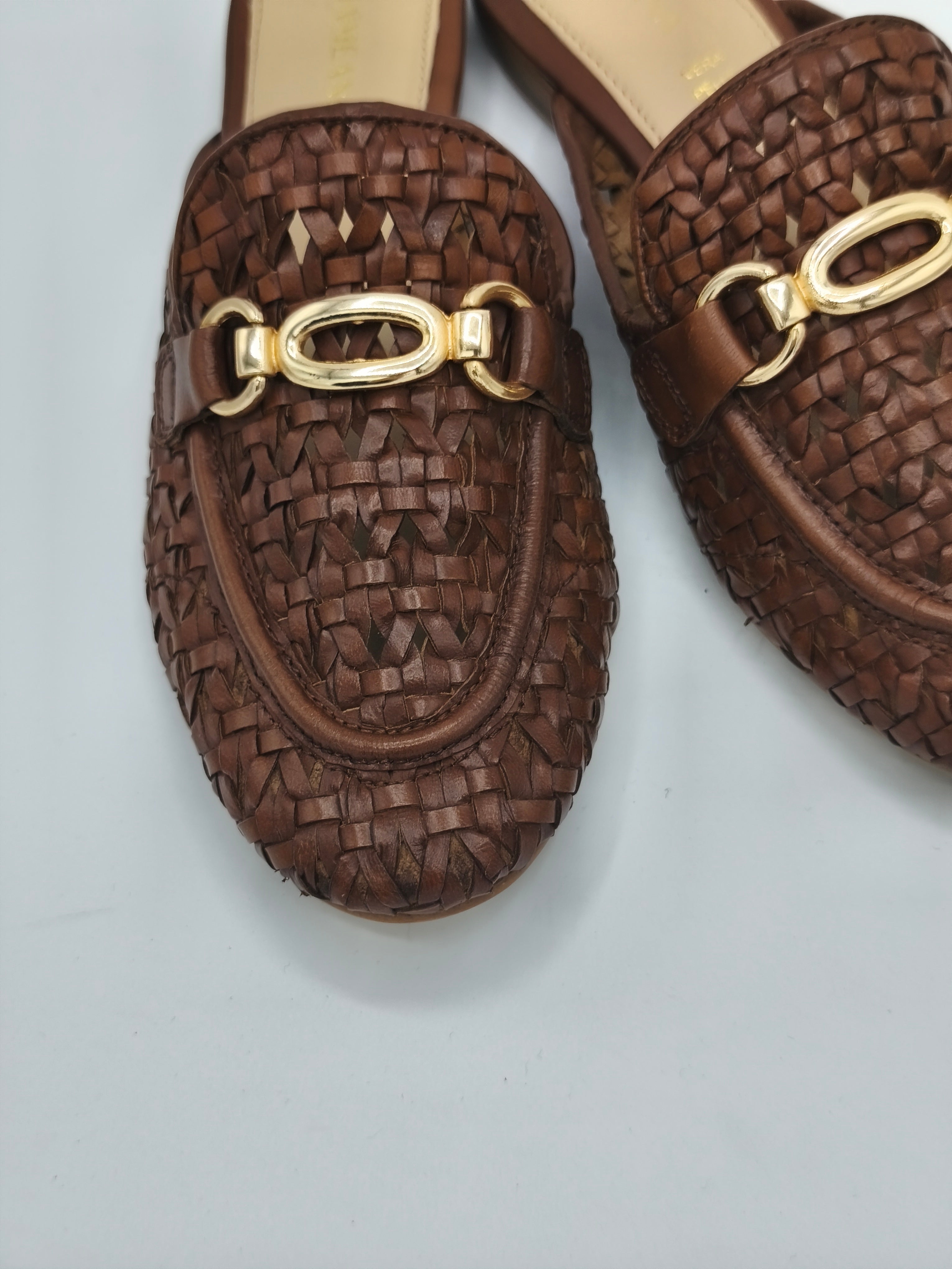 Sabot intrecciato in pelle colore cuoio