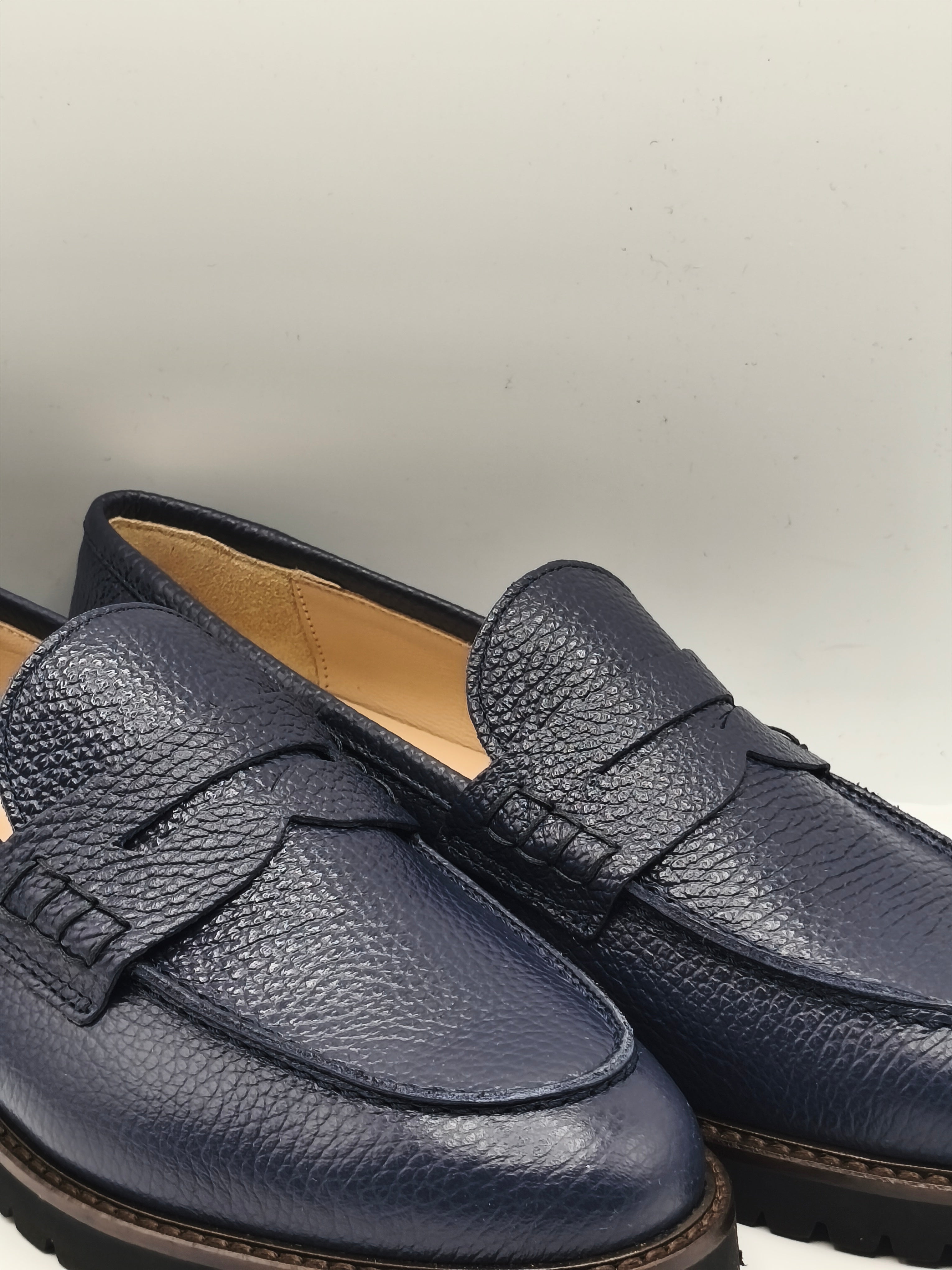 Mocassino in pelle blu martellata.