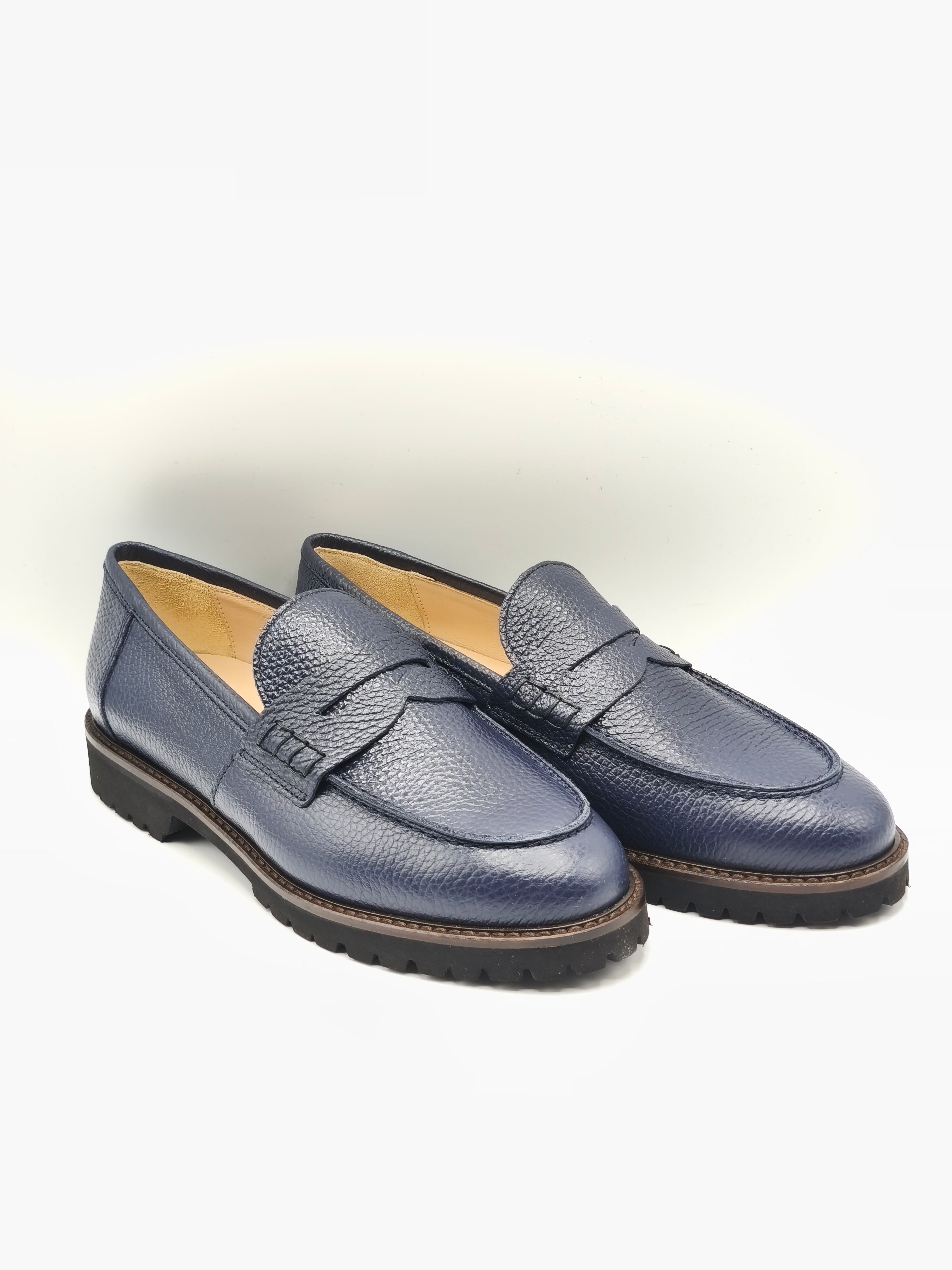 Mocassino in pelle blu martellata.