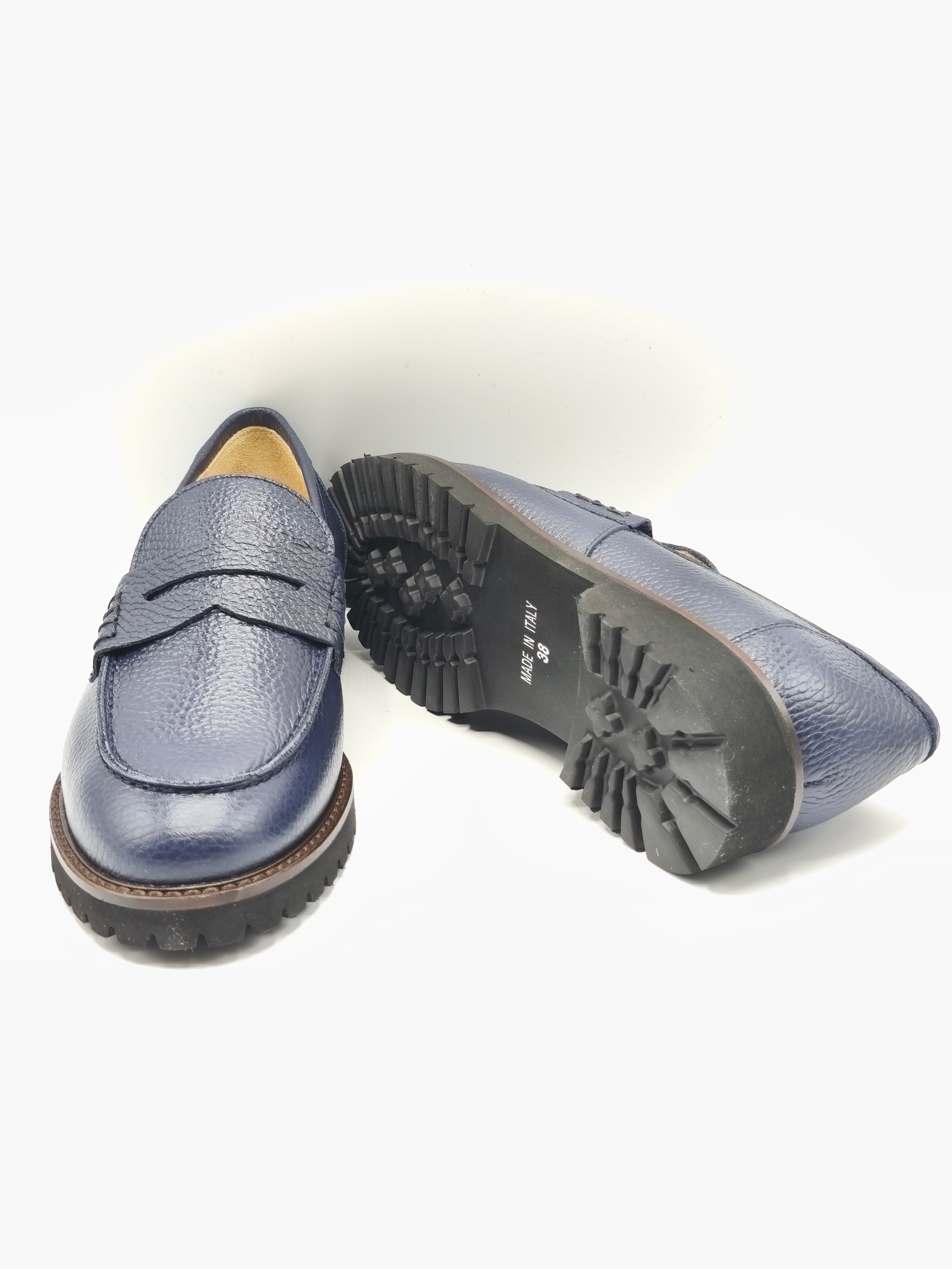 Mocassino in pelle blu martellata.