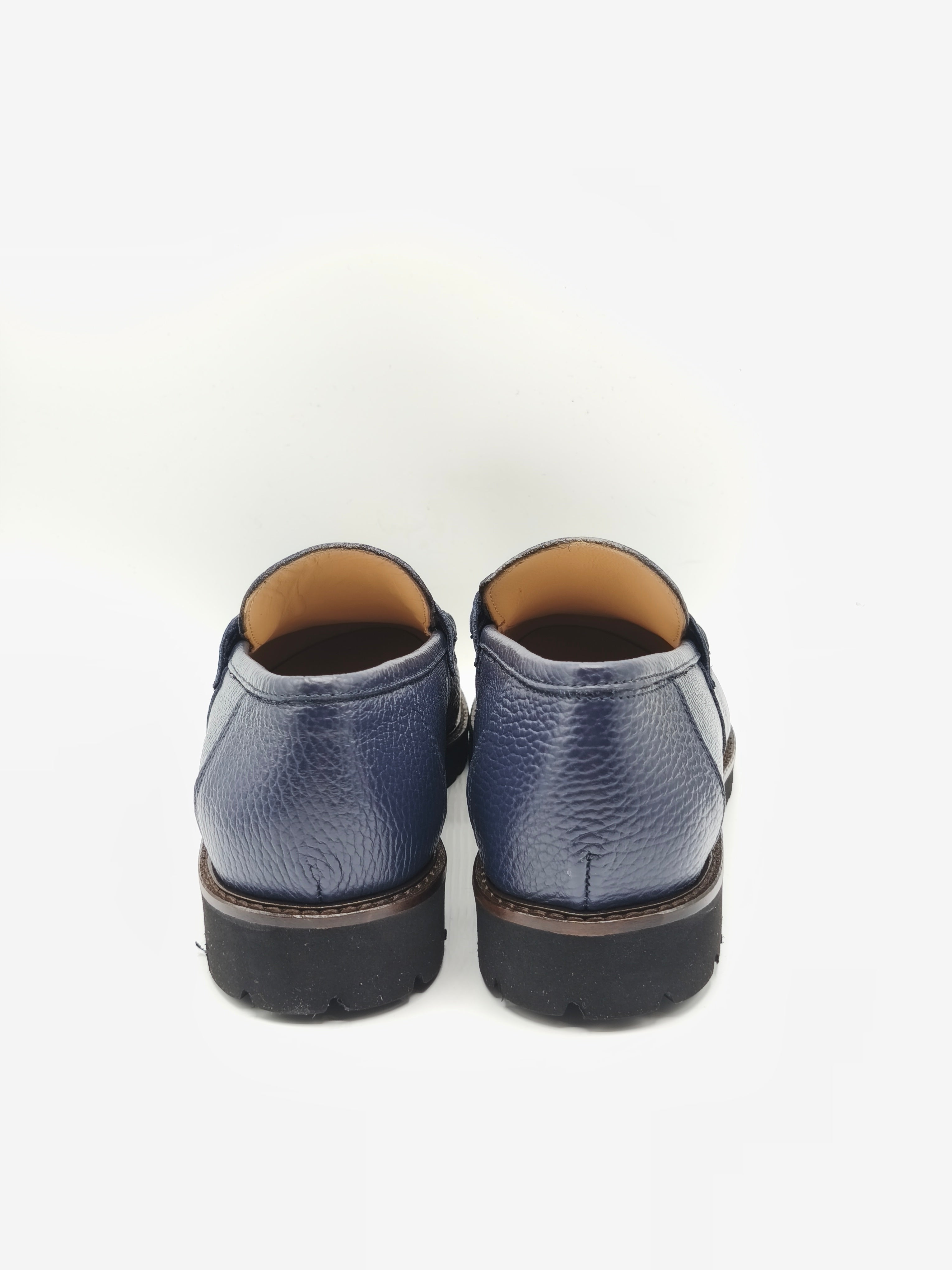 Mocassino in pelle blu martellata.