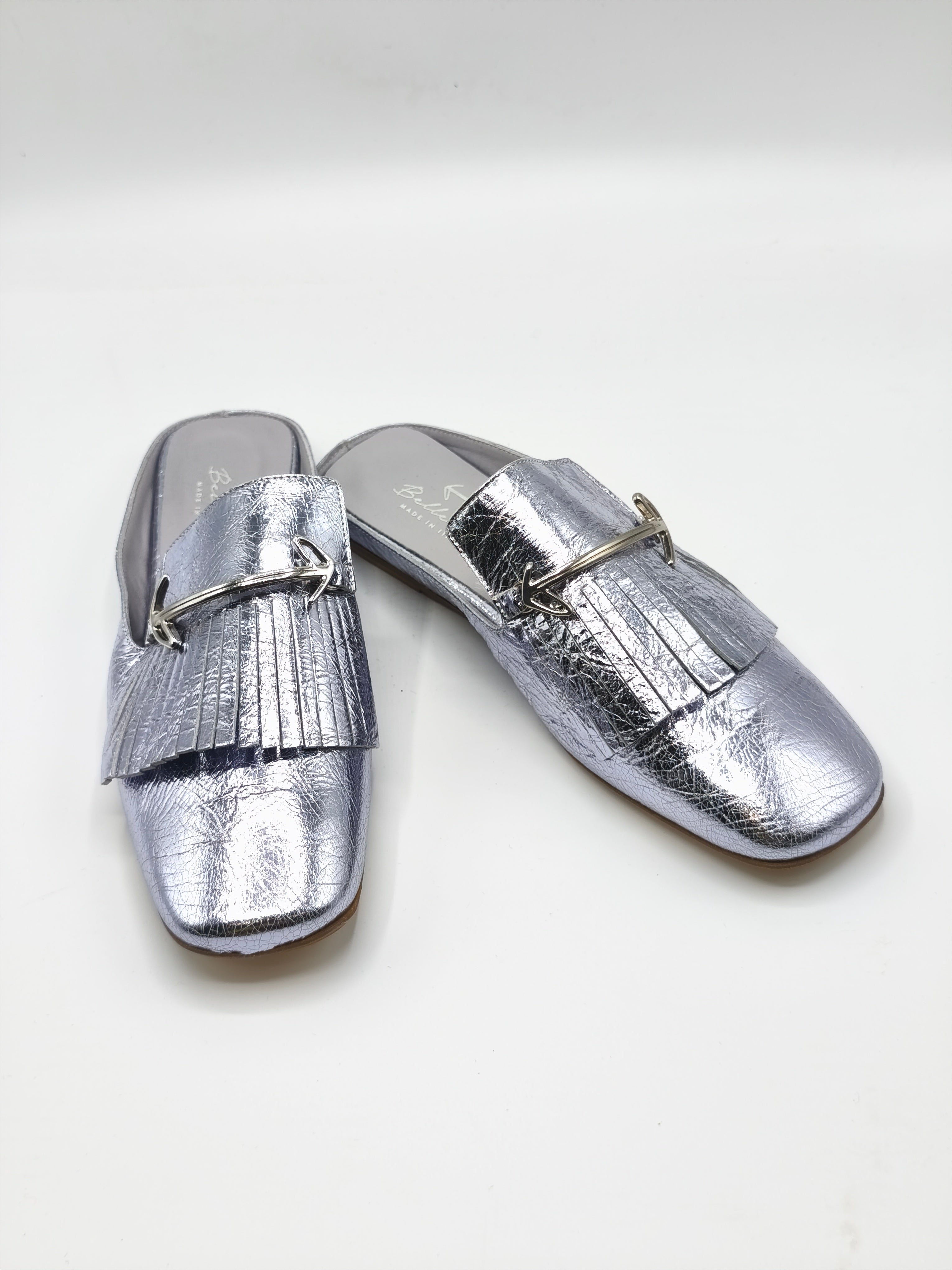 Sabot in pelle argento con frangia