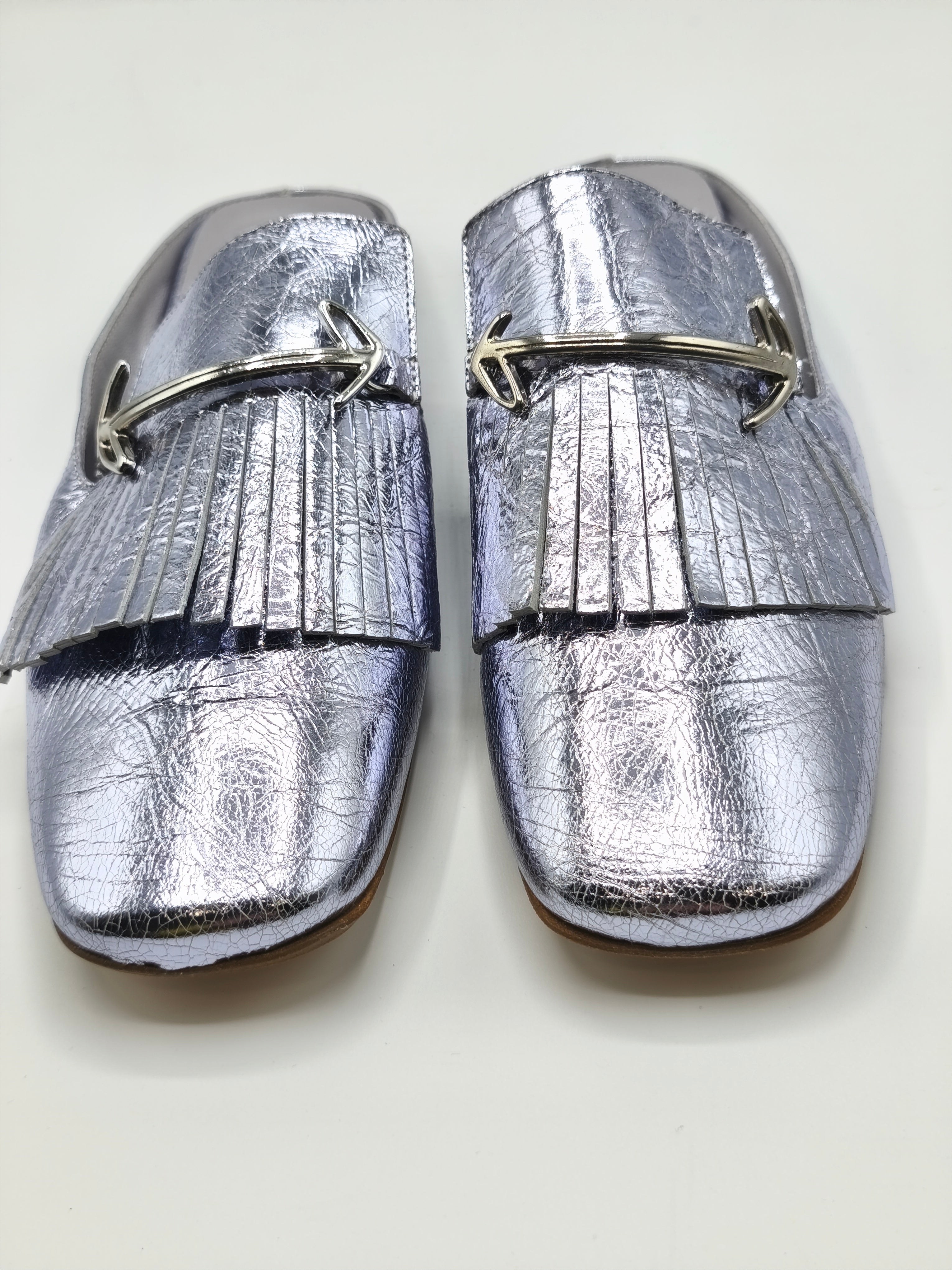 Sabot in pelle argento con frangia