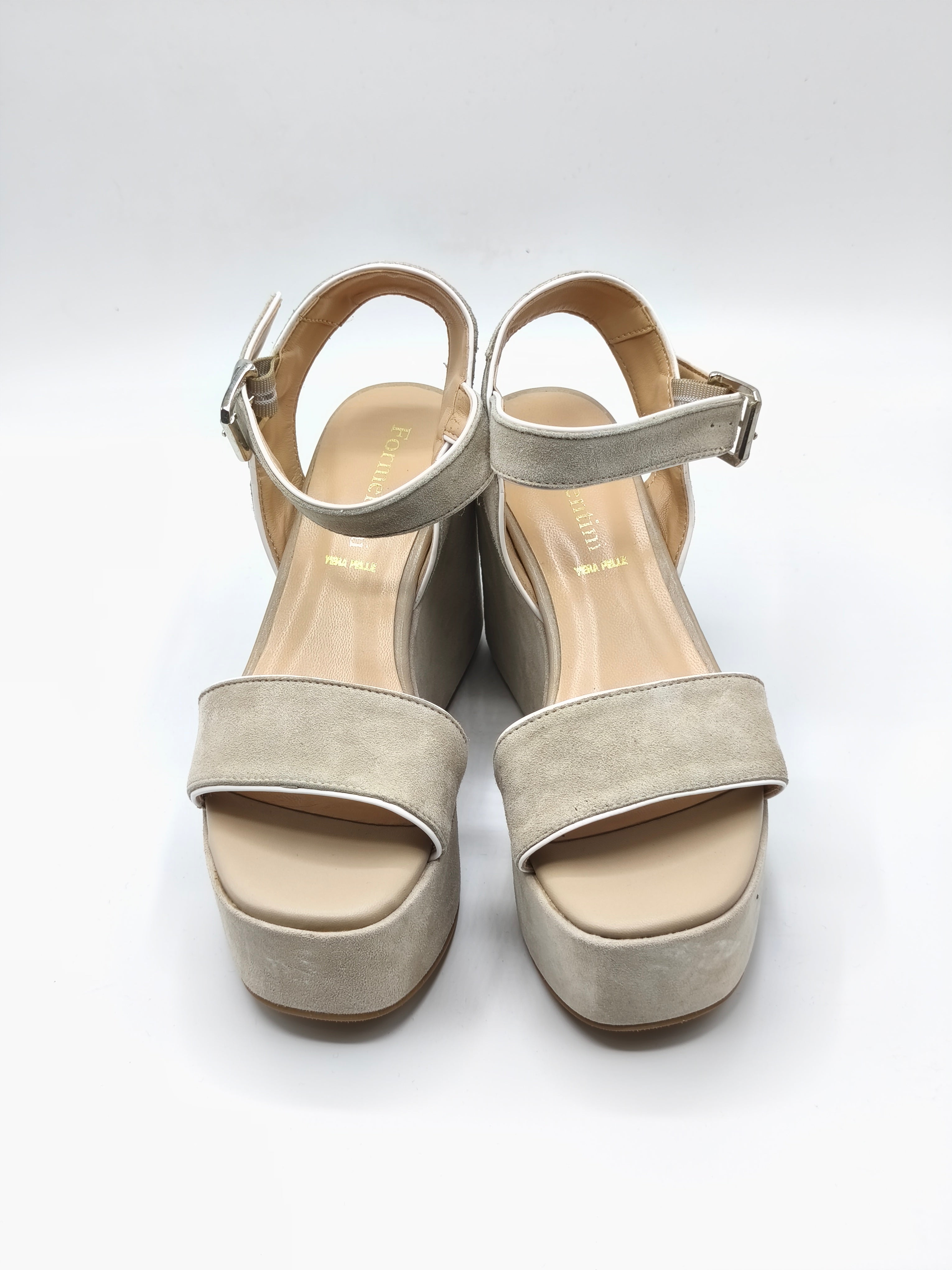 Sandali con zeppa in pelle scamosciata