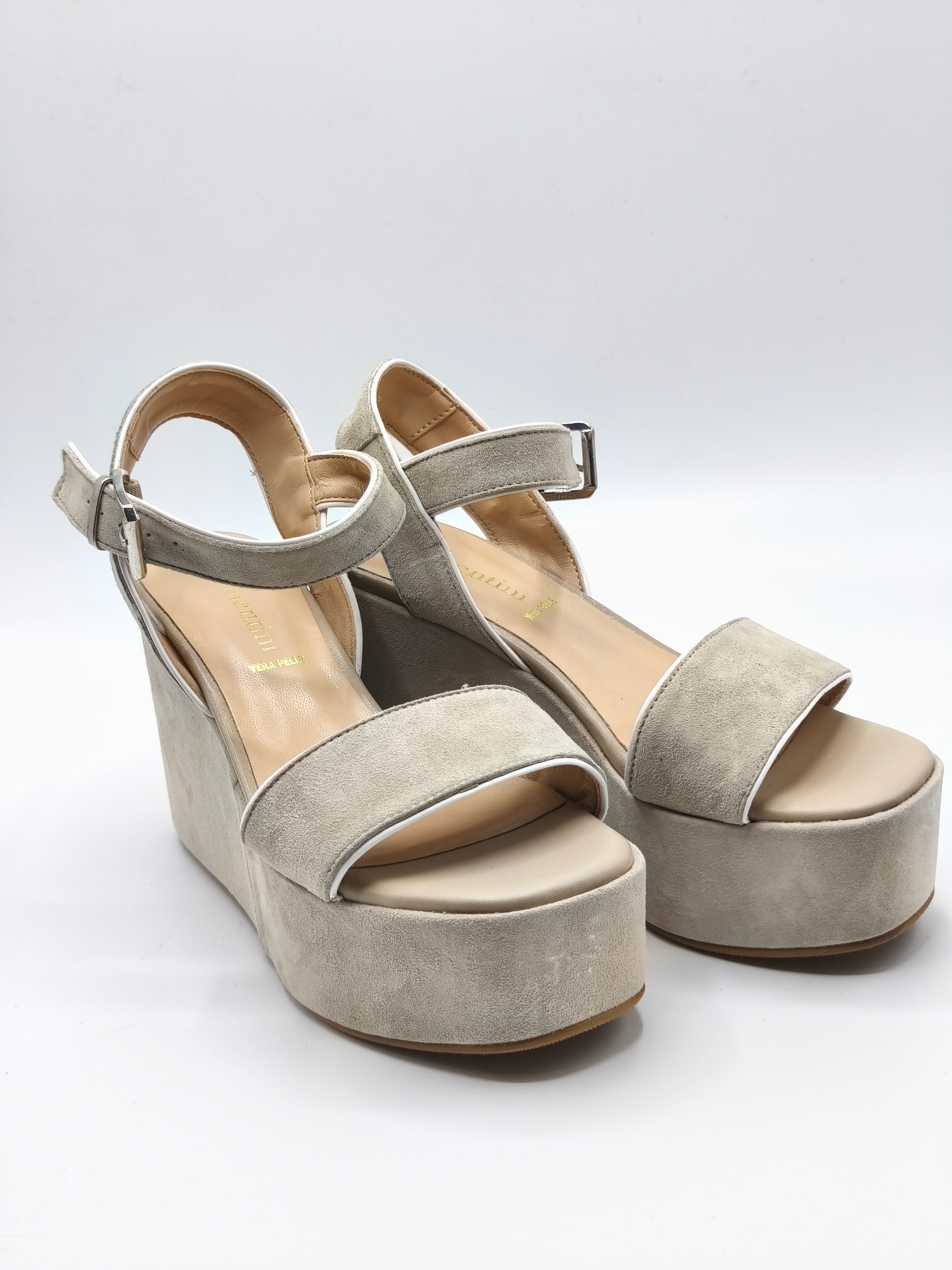 Sandali con zeppa in pelle scamosciata