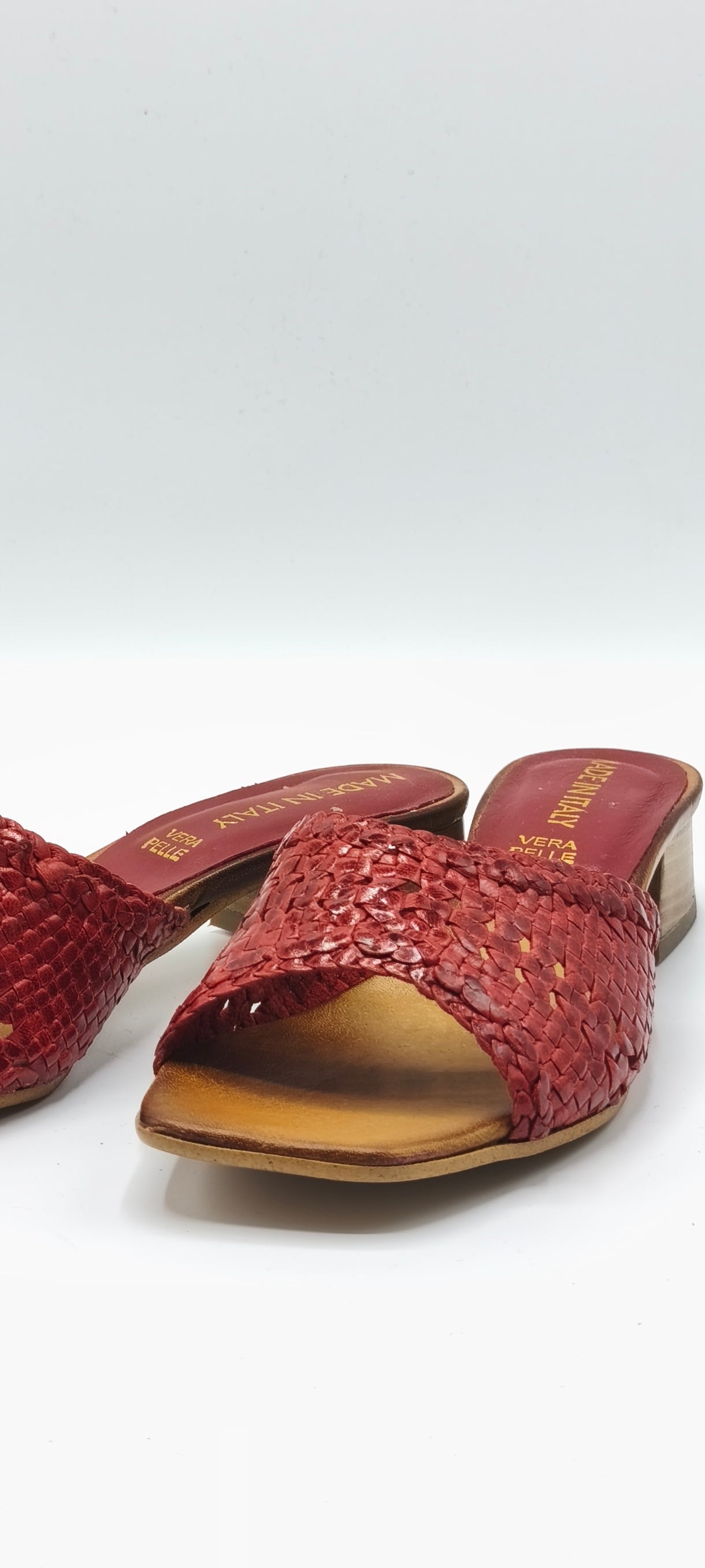 Scalzati in pelle intrecciata