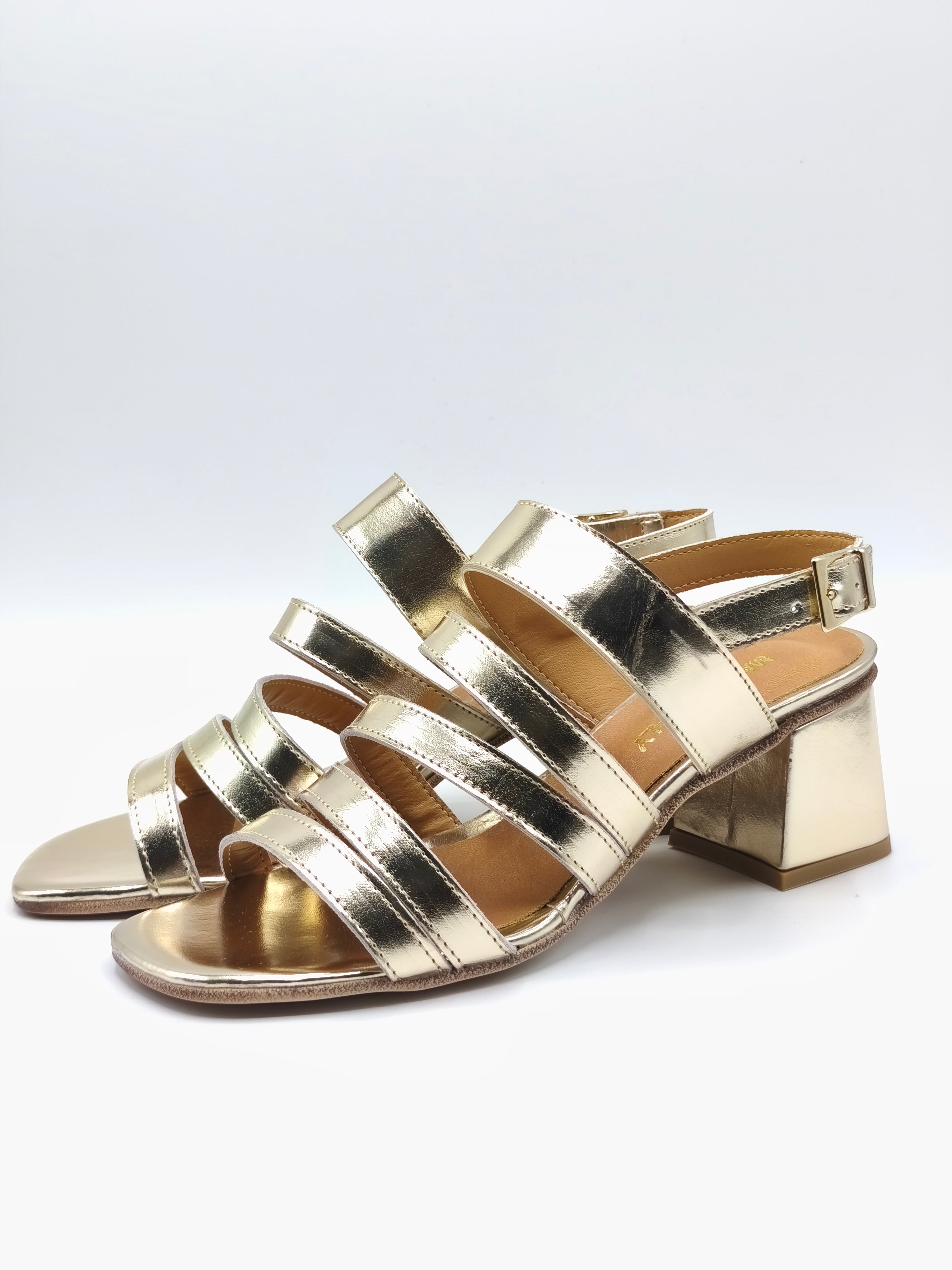 Sandali in pelle color oro