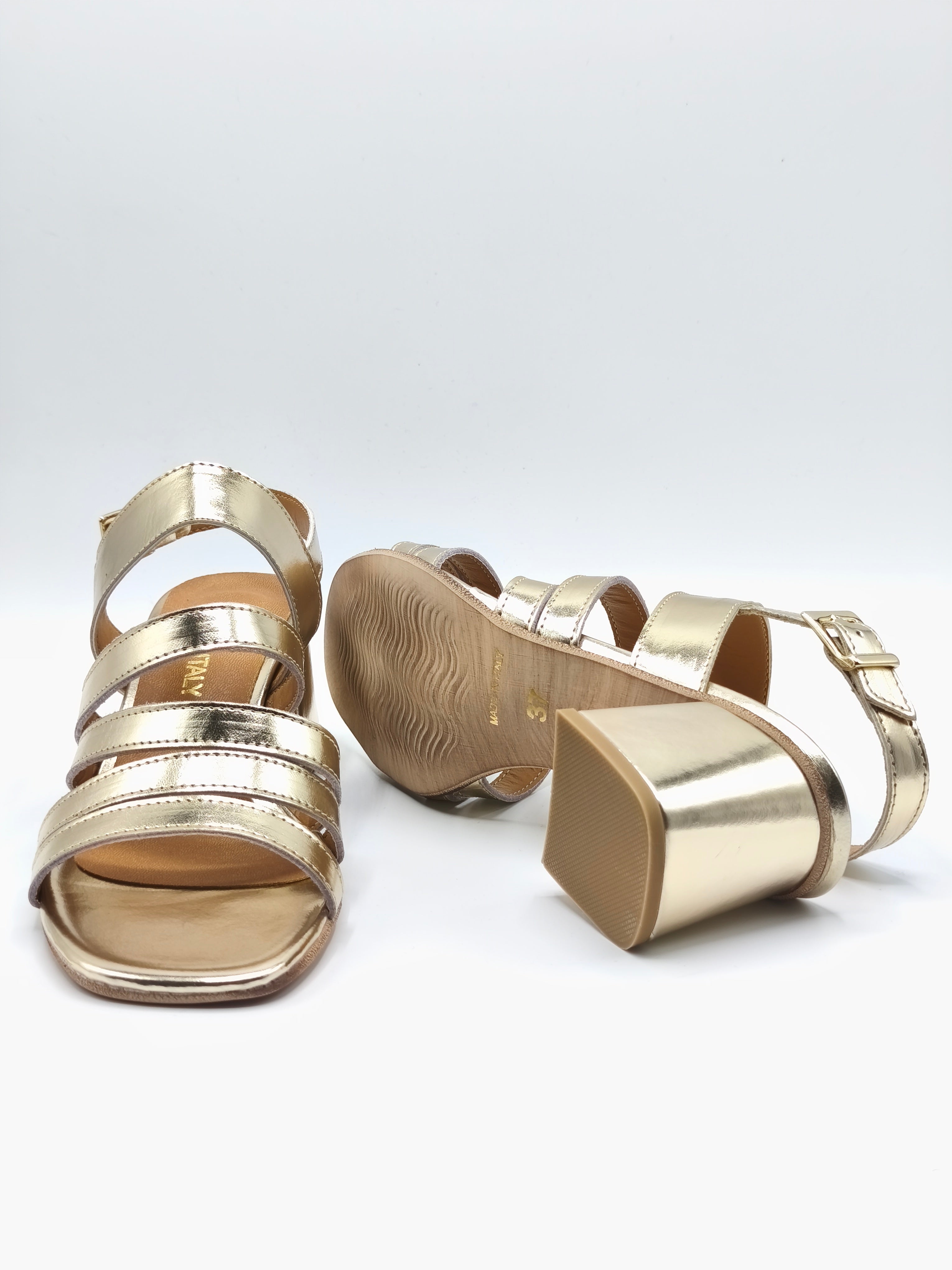 Sandali in pelle color oro