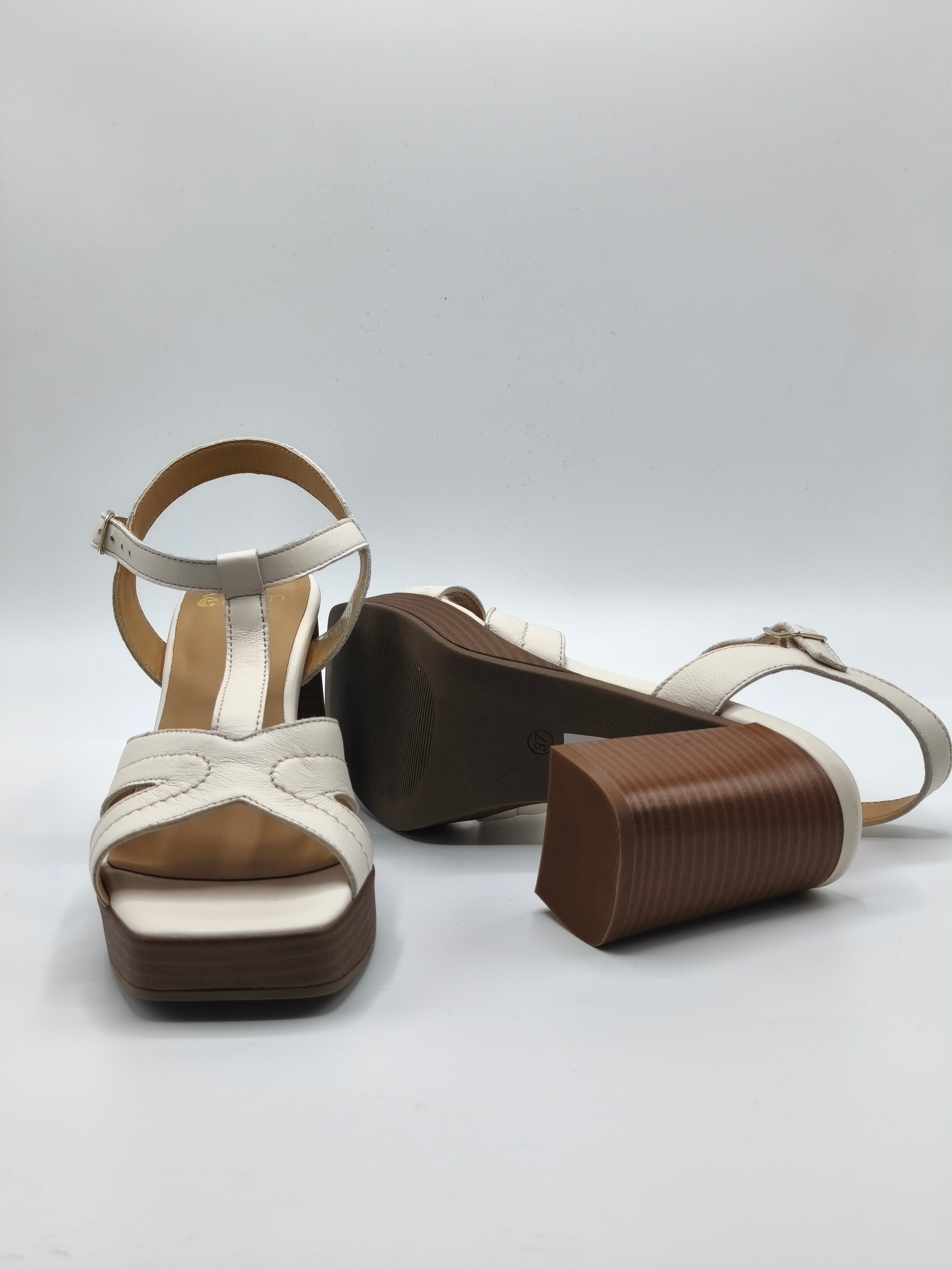 Sandali in pelle con tacco e plateu