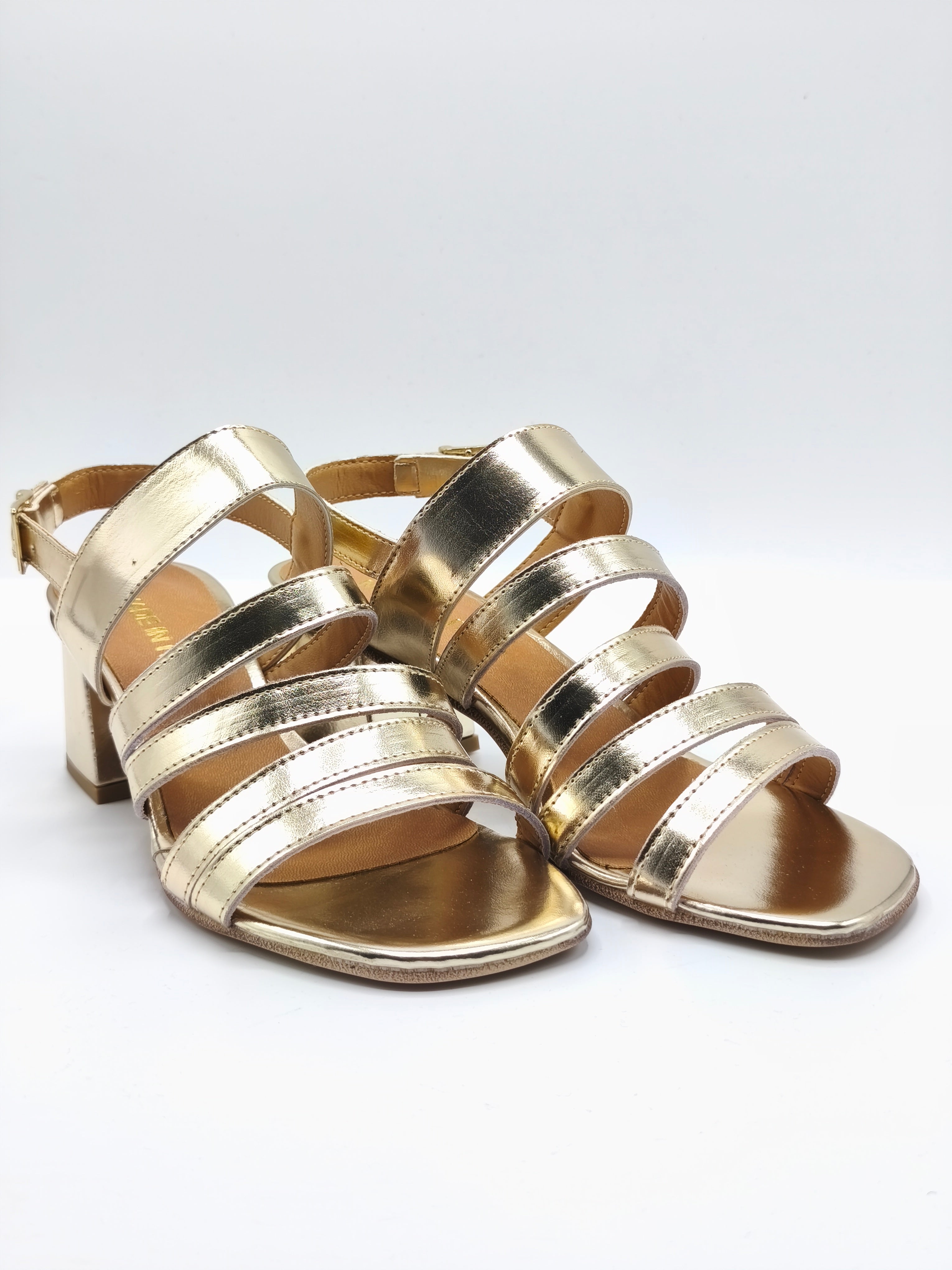 Sandali in pelle color oro
