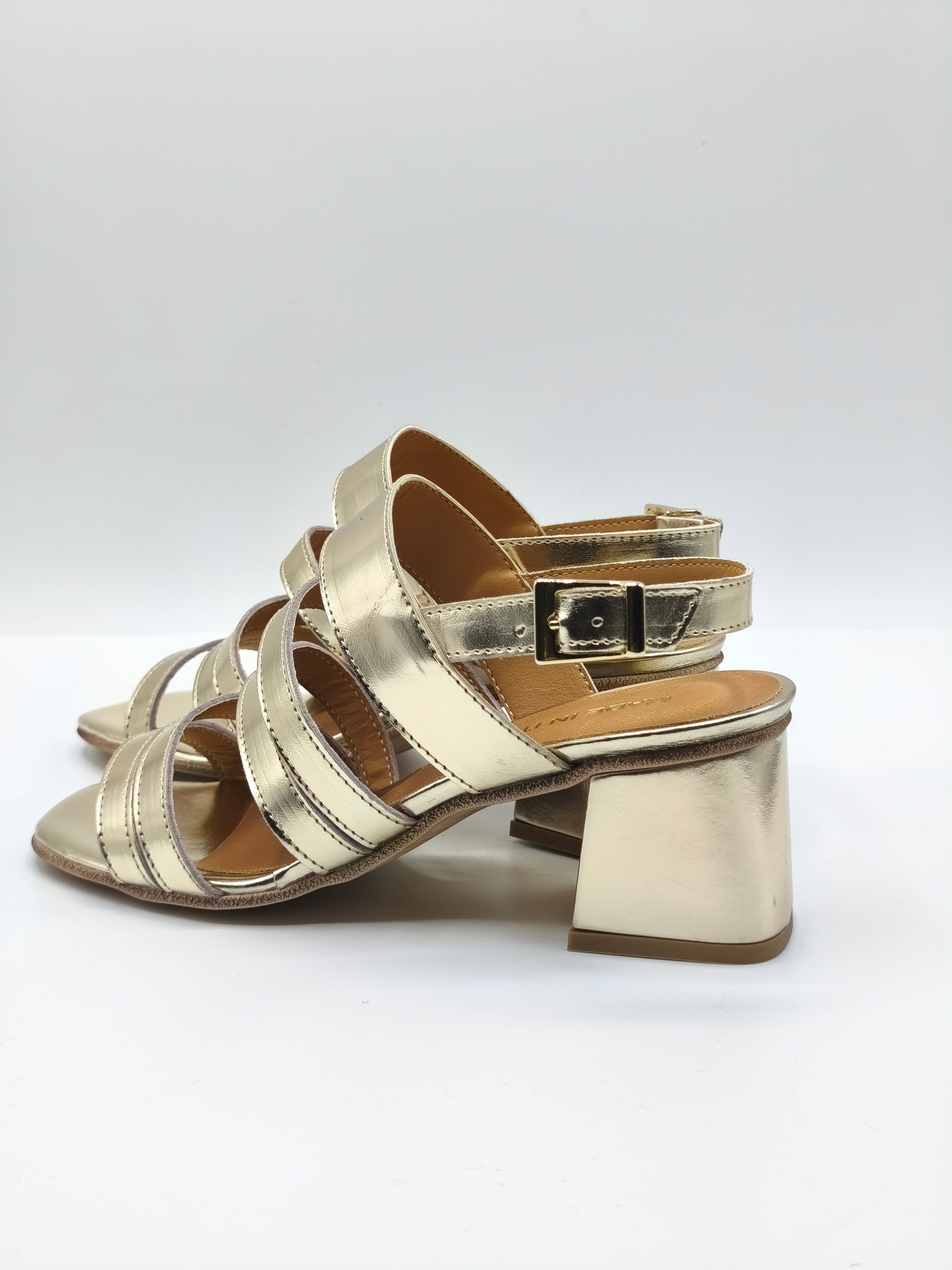 Sandali in pelle color oro