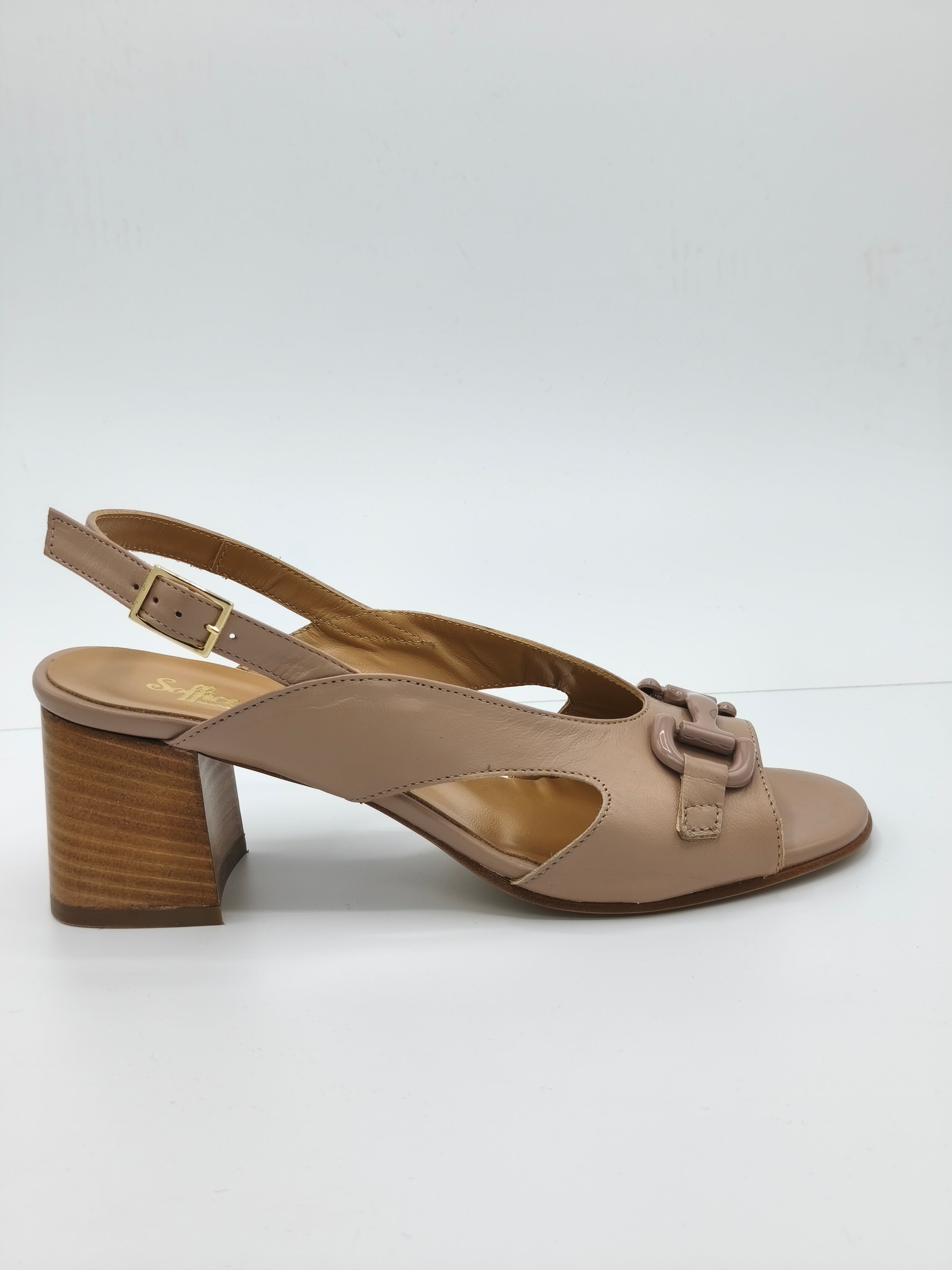 Sandali beige modello chanel