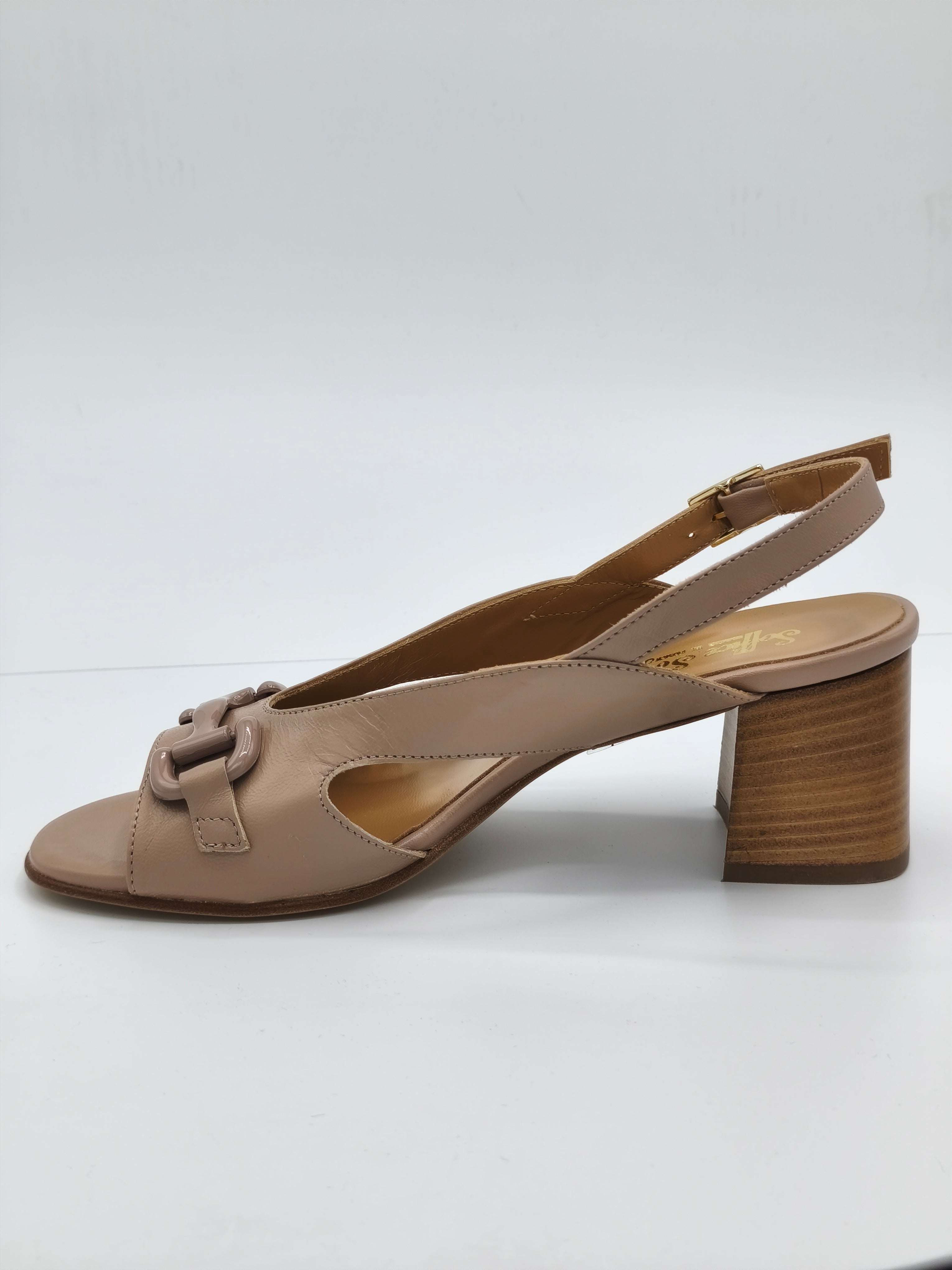 Sandali beige modello chanel