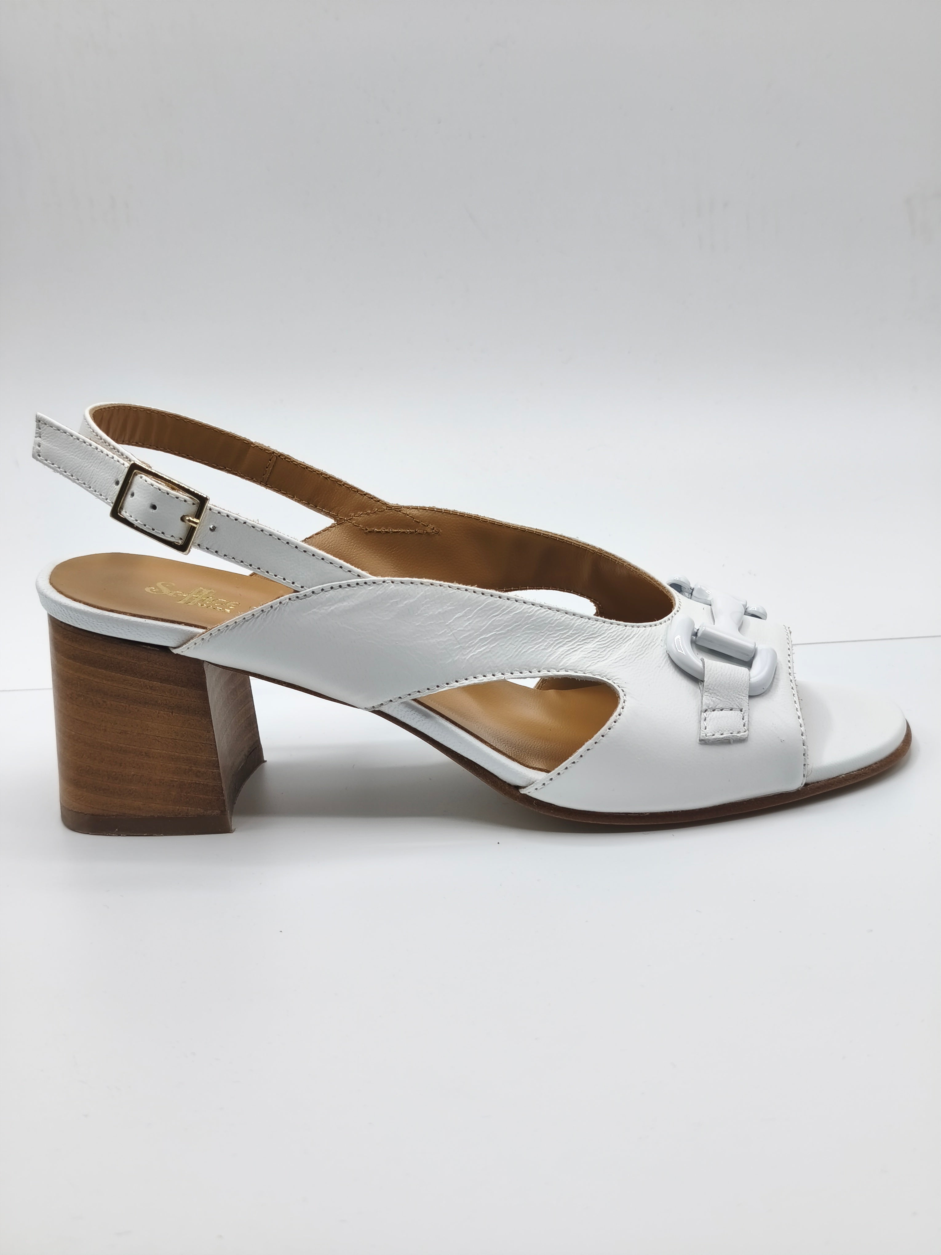 Sandali bianchi modello Chanel