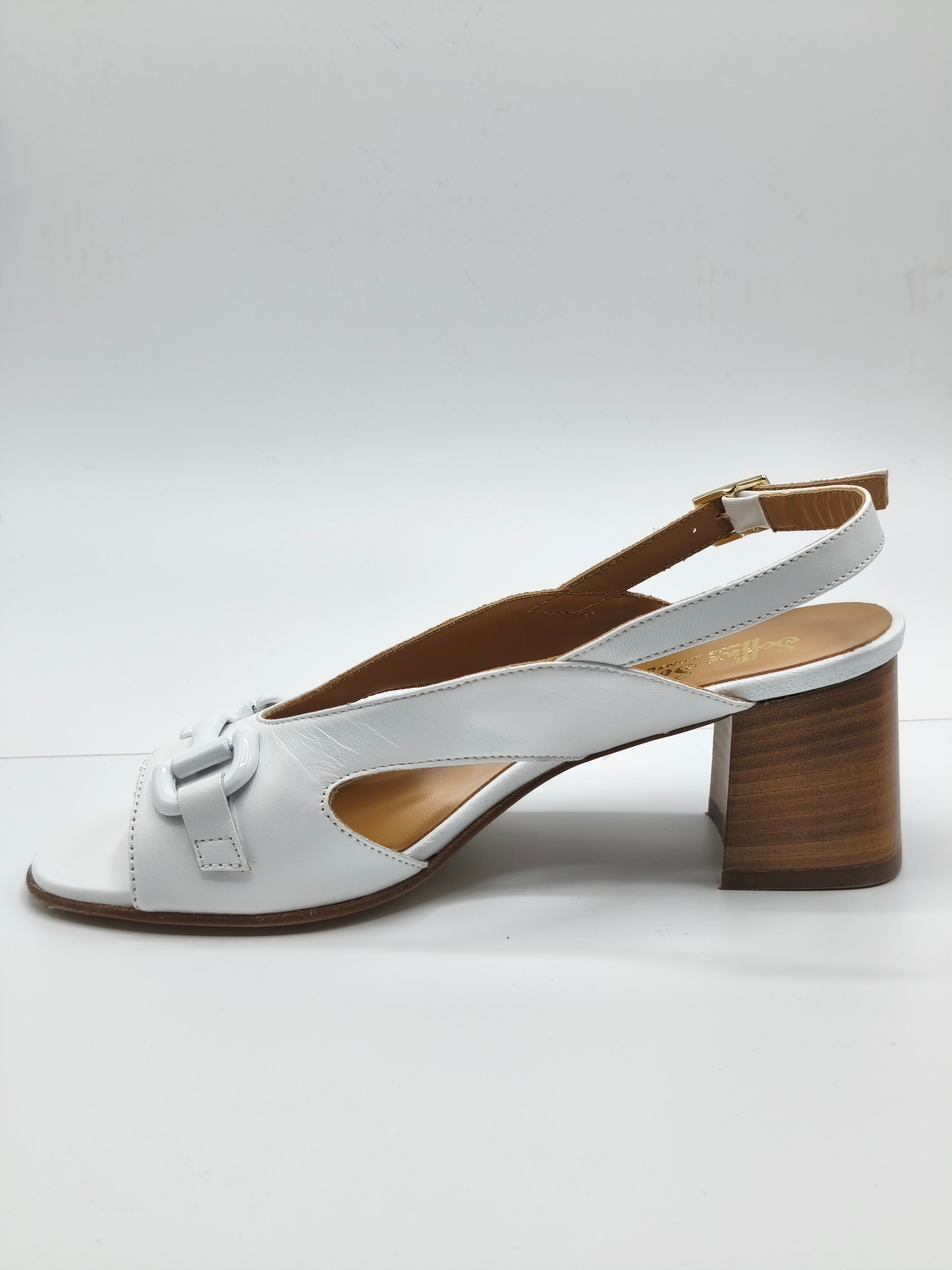 Sandali bianchi modello Chanel