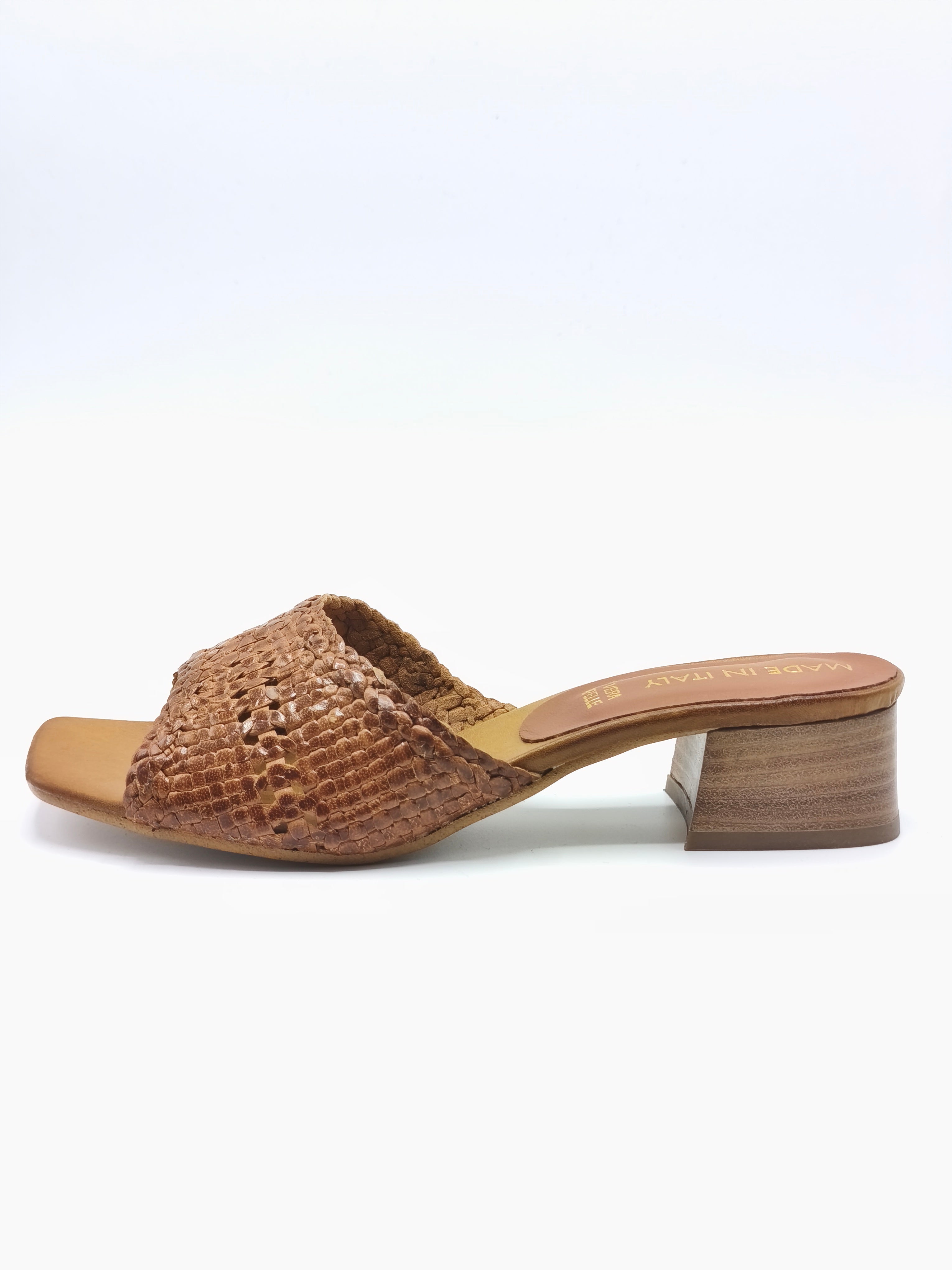 Scalzati in pelle intrecciata