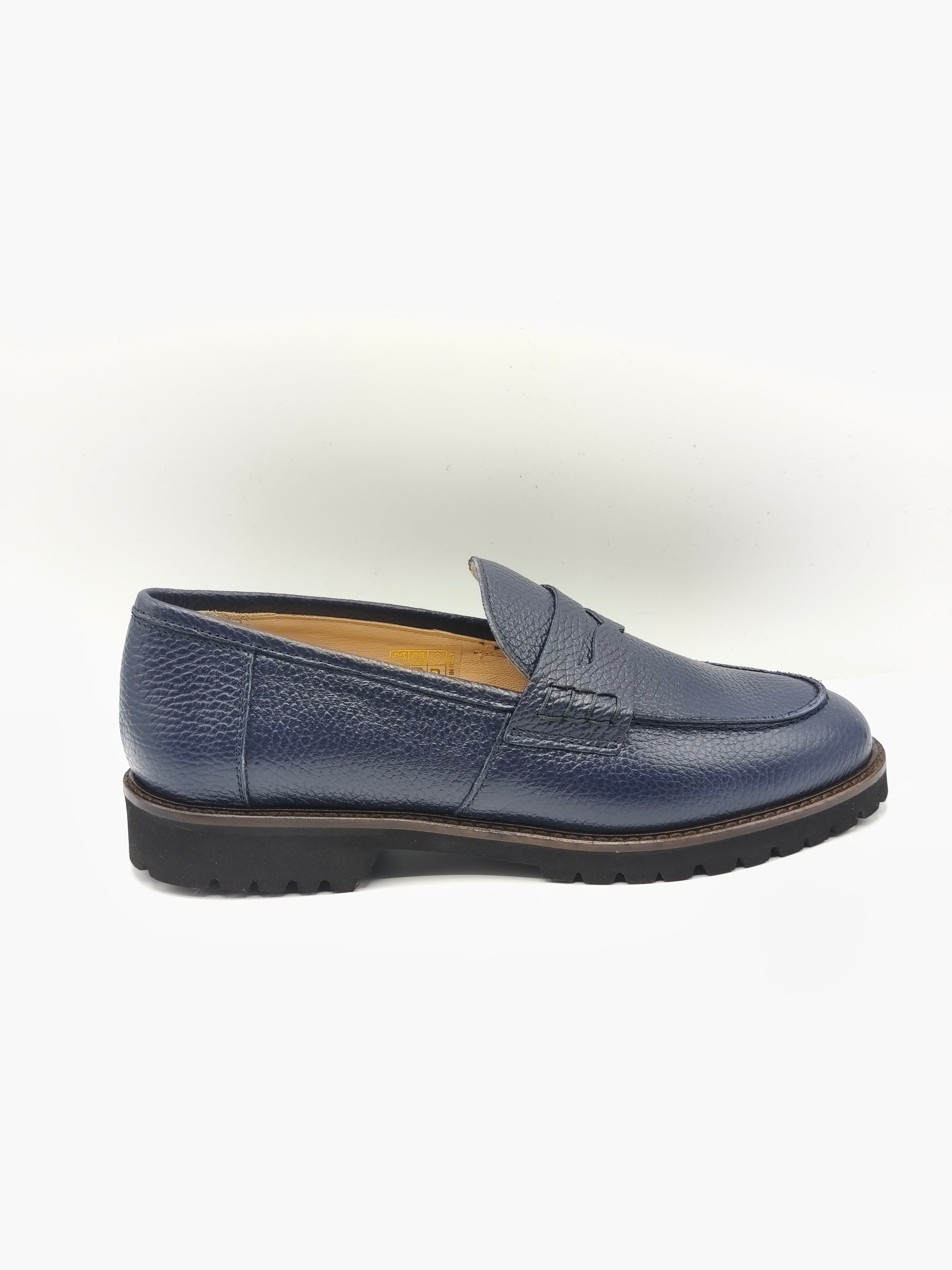 Mocassino in pelle blu martellata.