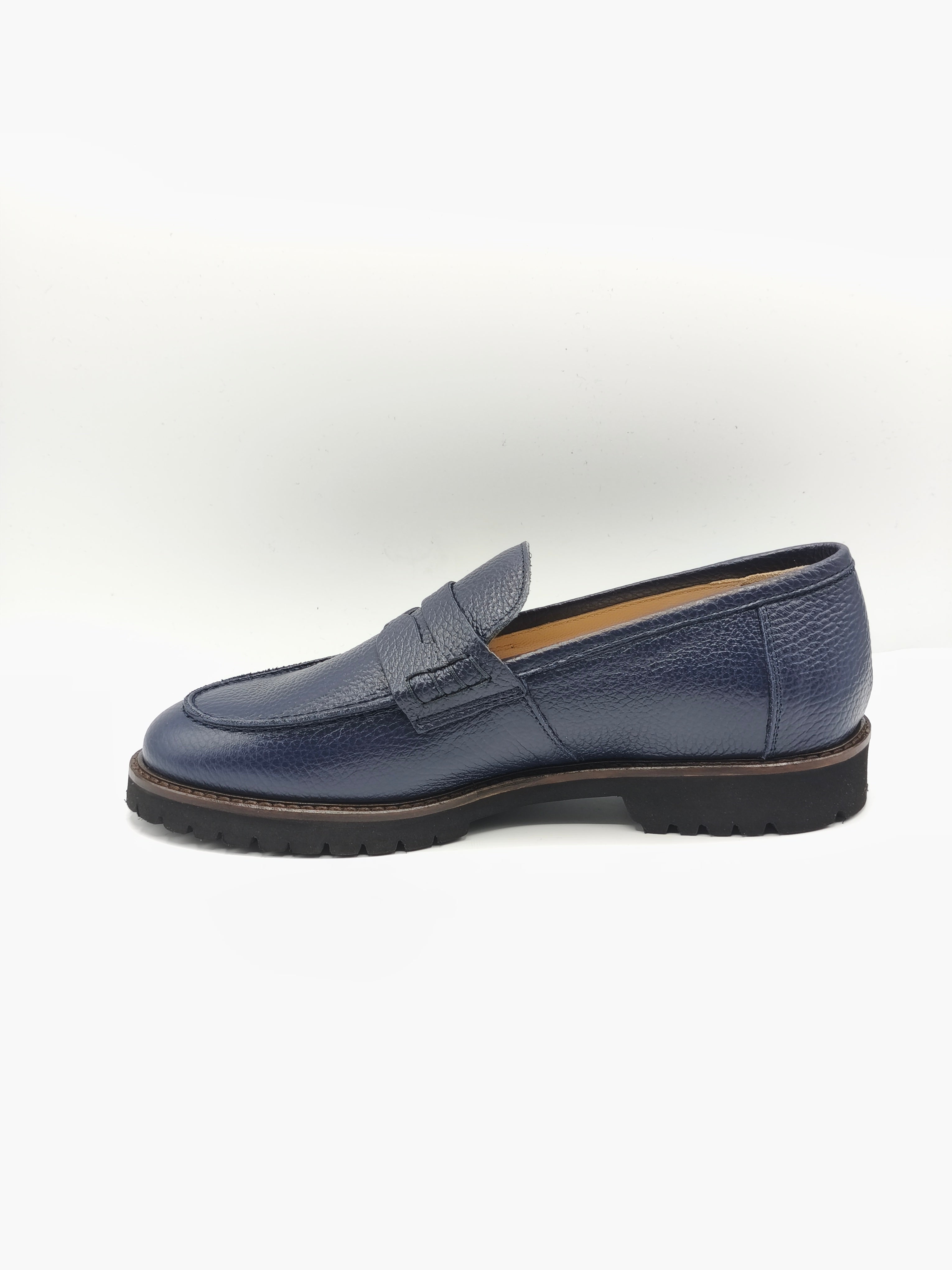 Mocassino in pelle blu martellata.