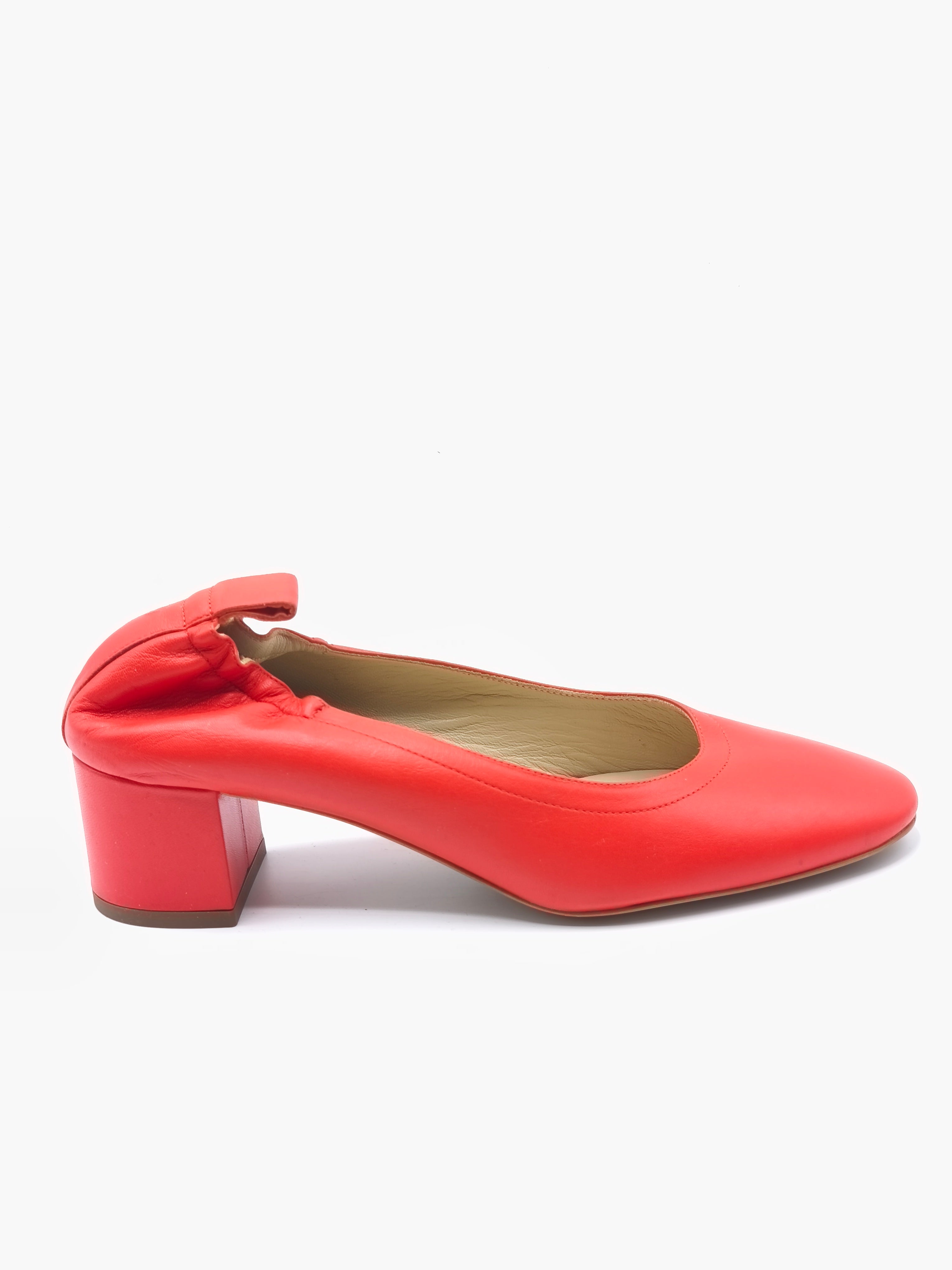 Décolleté in nappa con tacco medio ed elastico