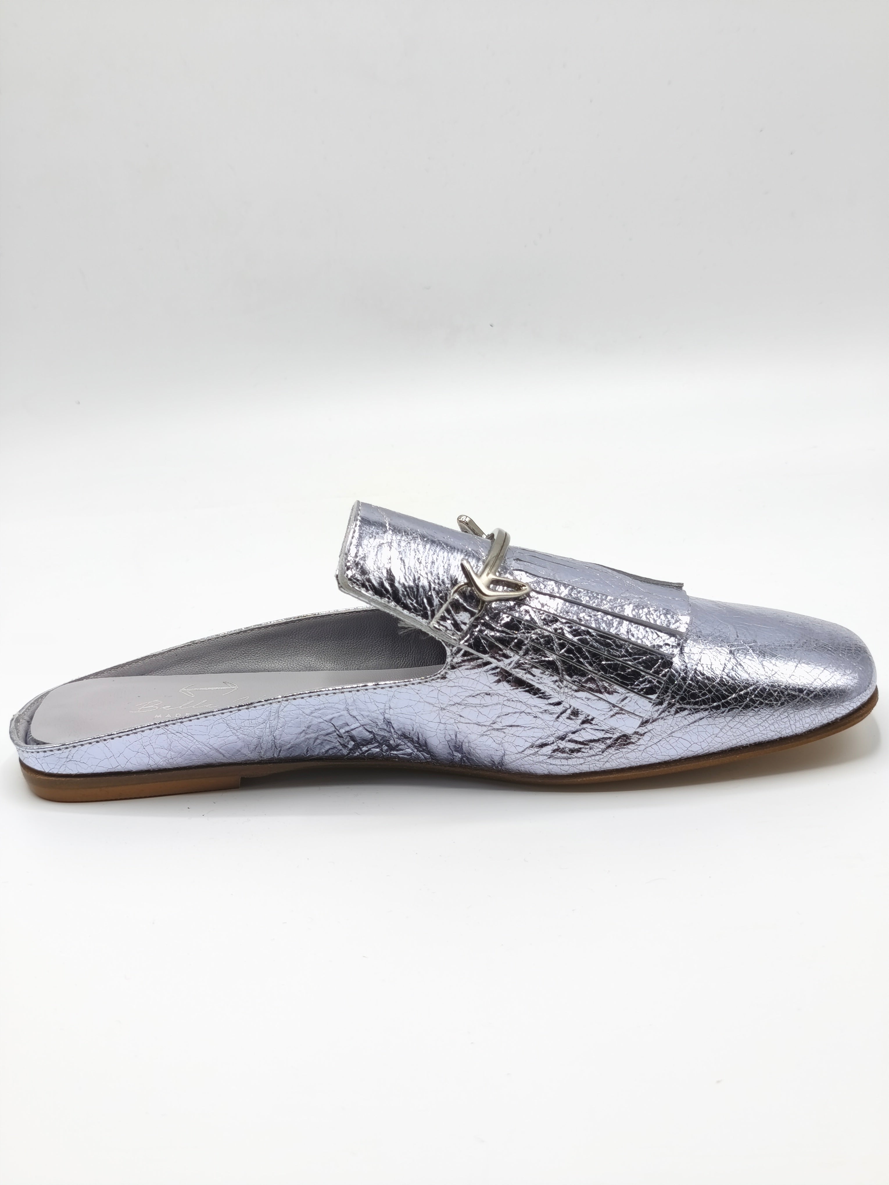 Sabot in pelle argento con frangia