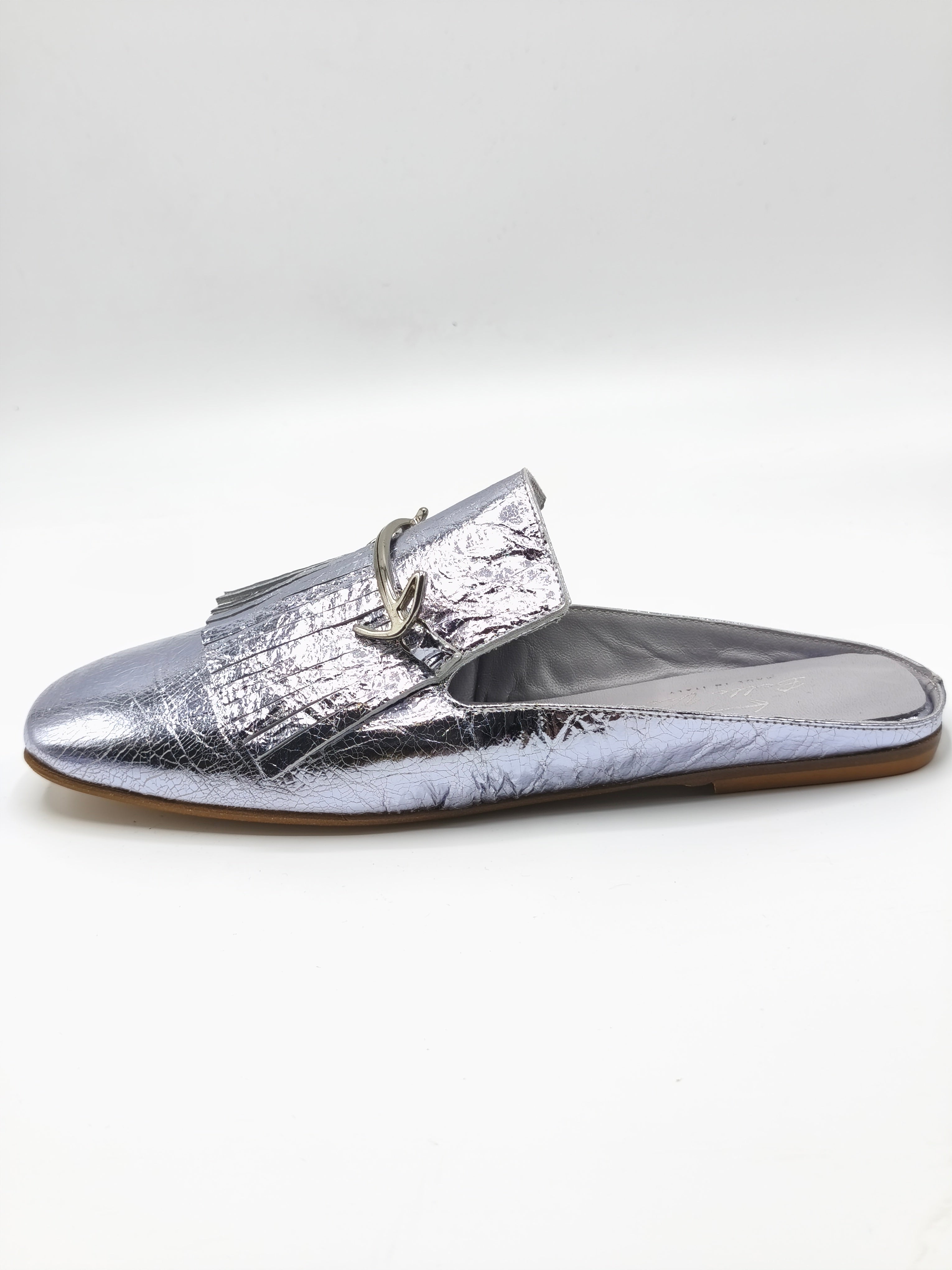 Sabot in pelle argento con frangia