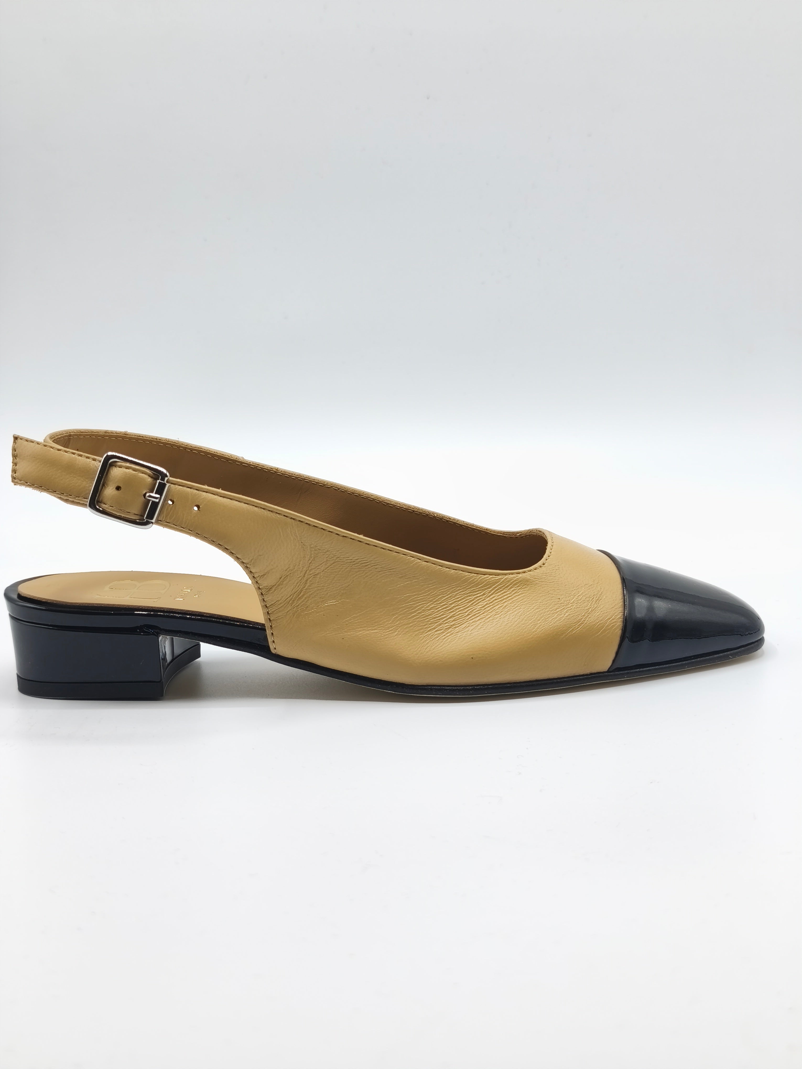 Slingback in nappa bicolore con punta e tacco in vernice