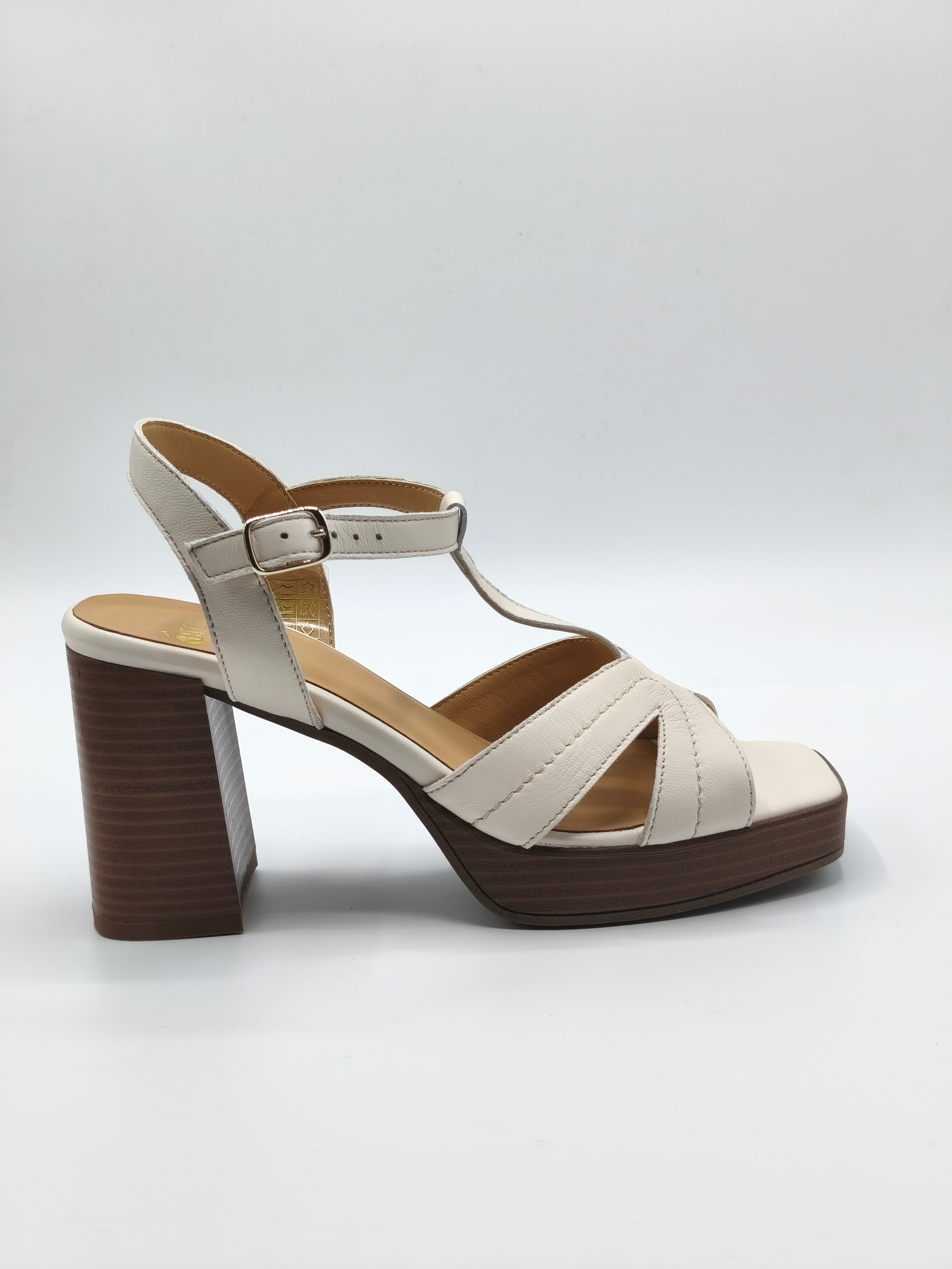 Sandali in pelle con tacco e plateu