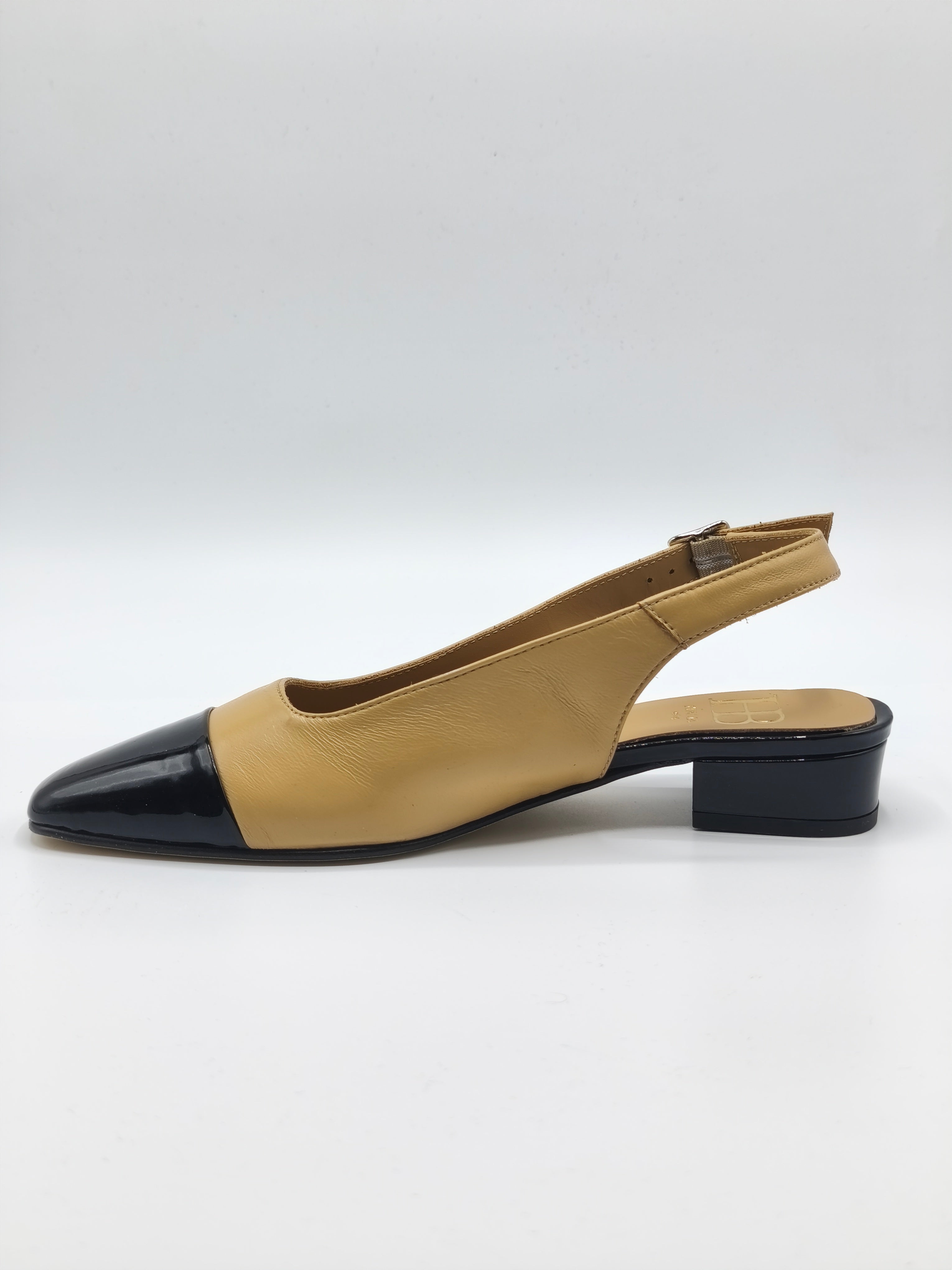 Slingback in nappa bicolore con punta e tacco in vernice